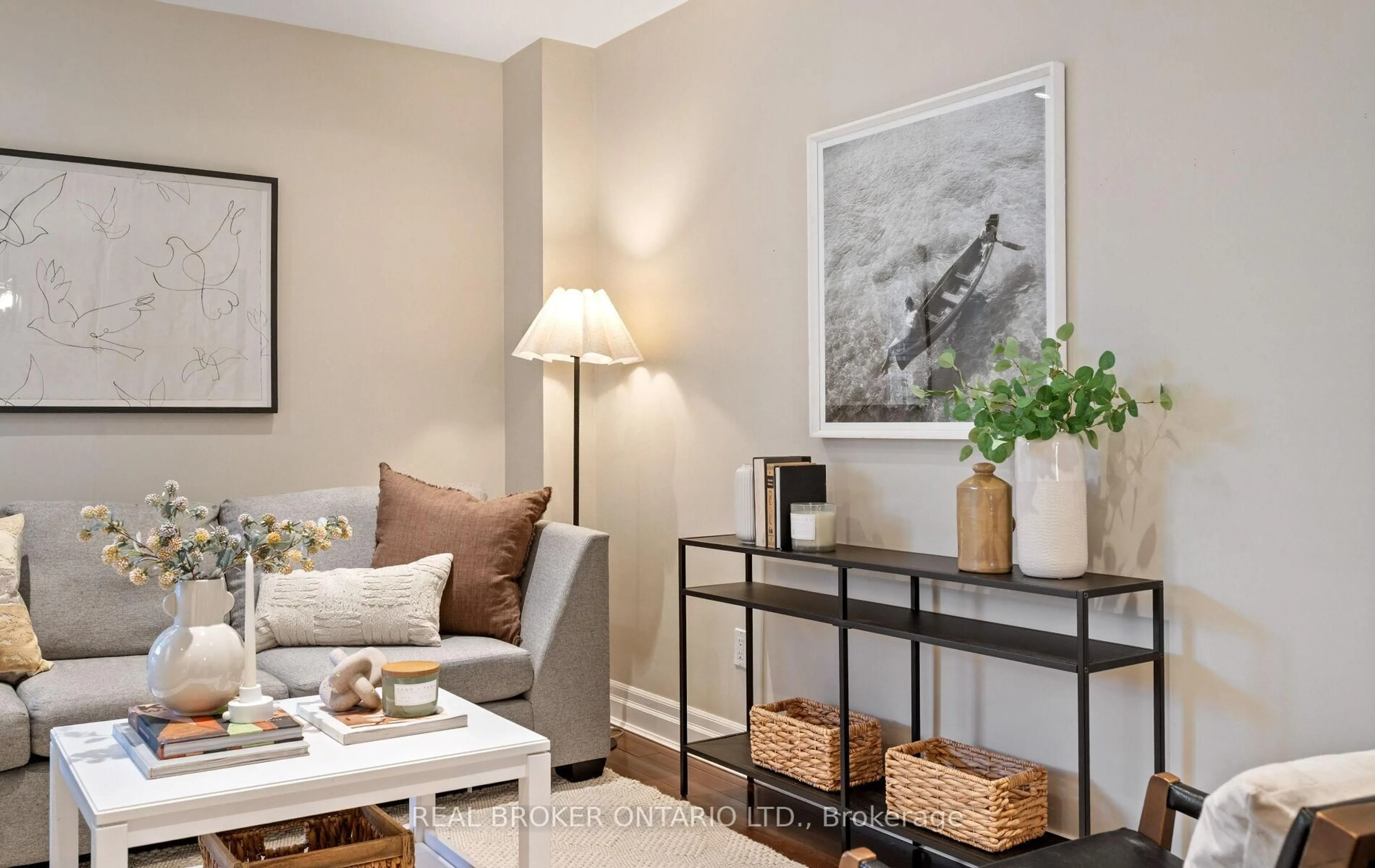 Living room with furniture, unknown for 6060 Clover Ridge Cres, Mississauga Ontario L5N 7B3