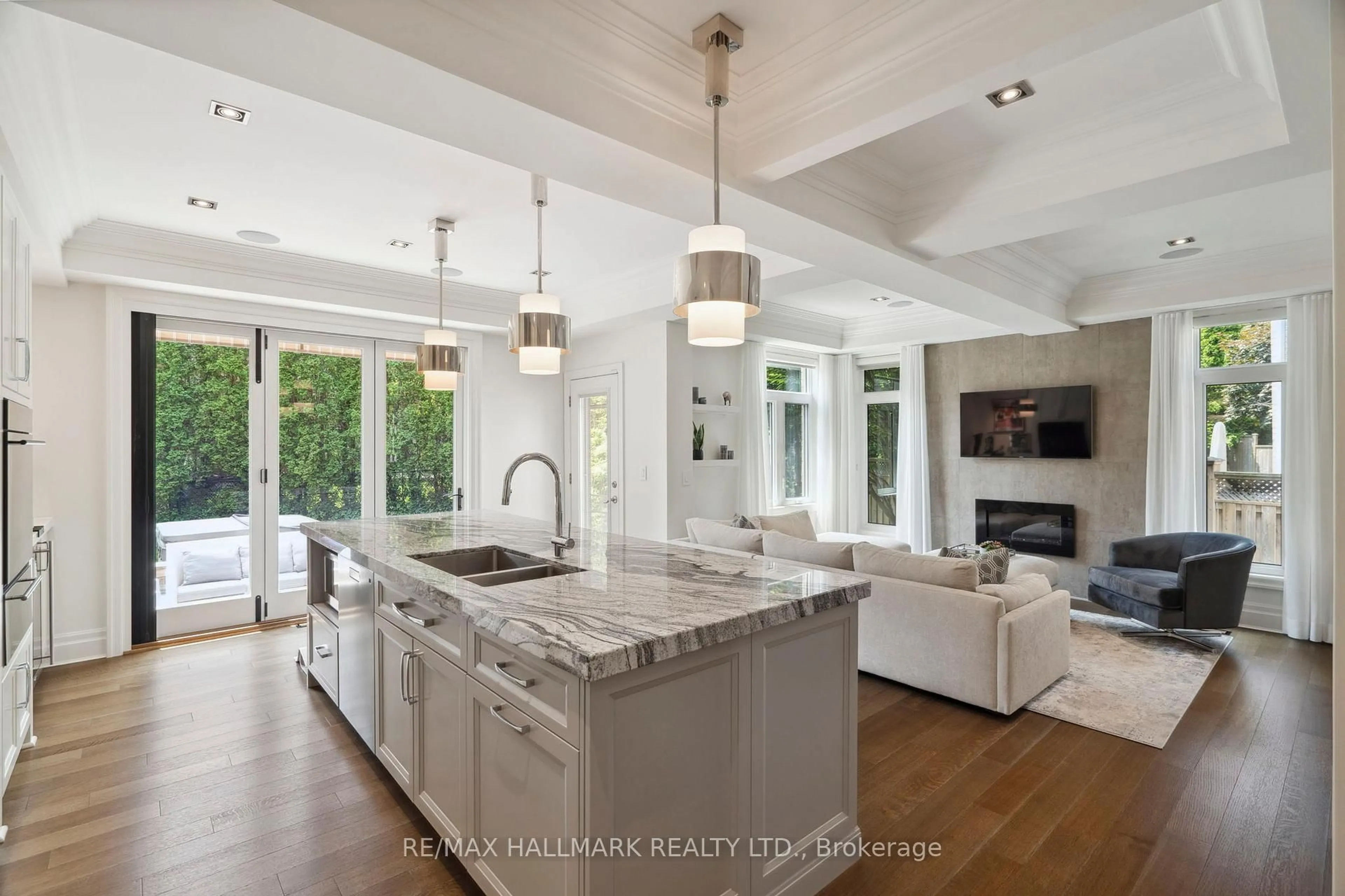 Open concept kitchen, ceramic/tile floor for 2092 PINEVALLEY Cres, Oakville Ontario L6H 6L8