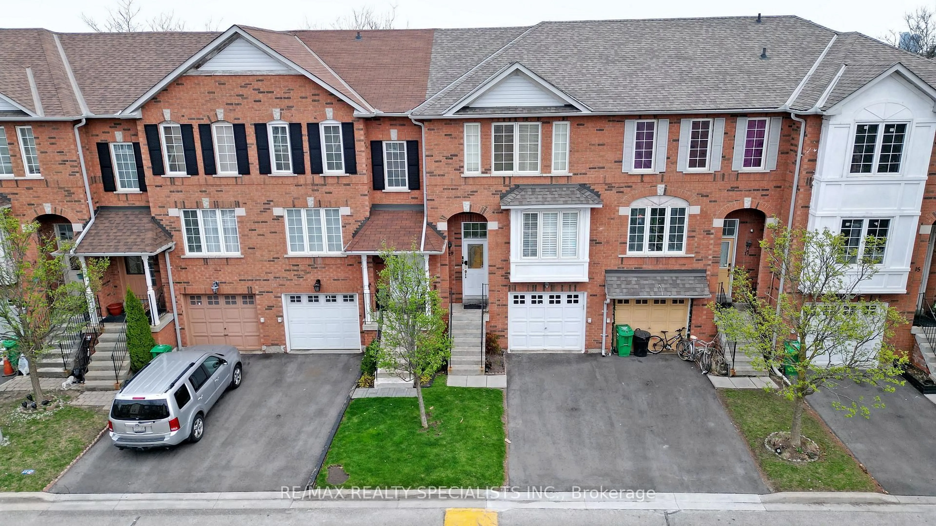 A pic from outside/outdoor area/front of a property/back of a property/a pic from drone, street for 2 Clay Brick Crt #19, Brampton Ontario L6V 4M7