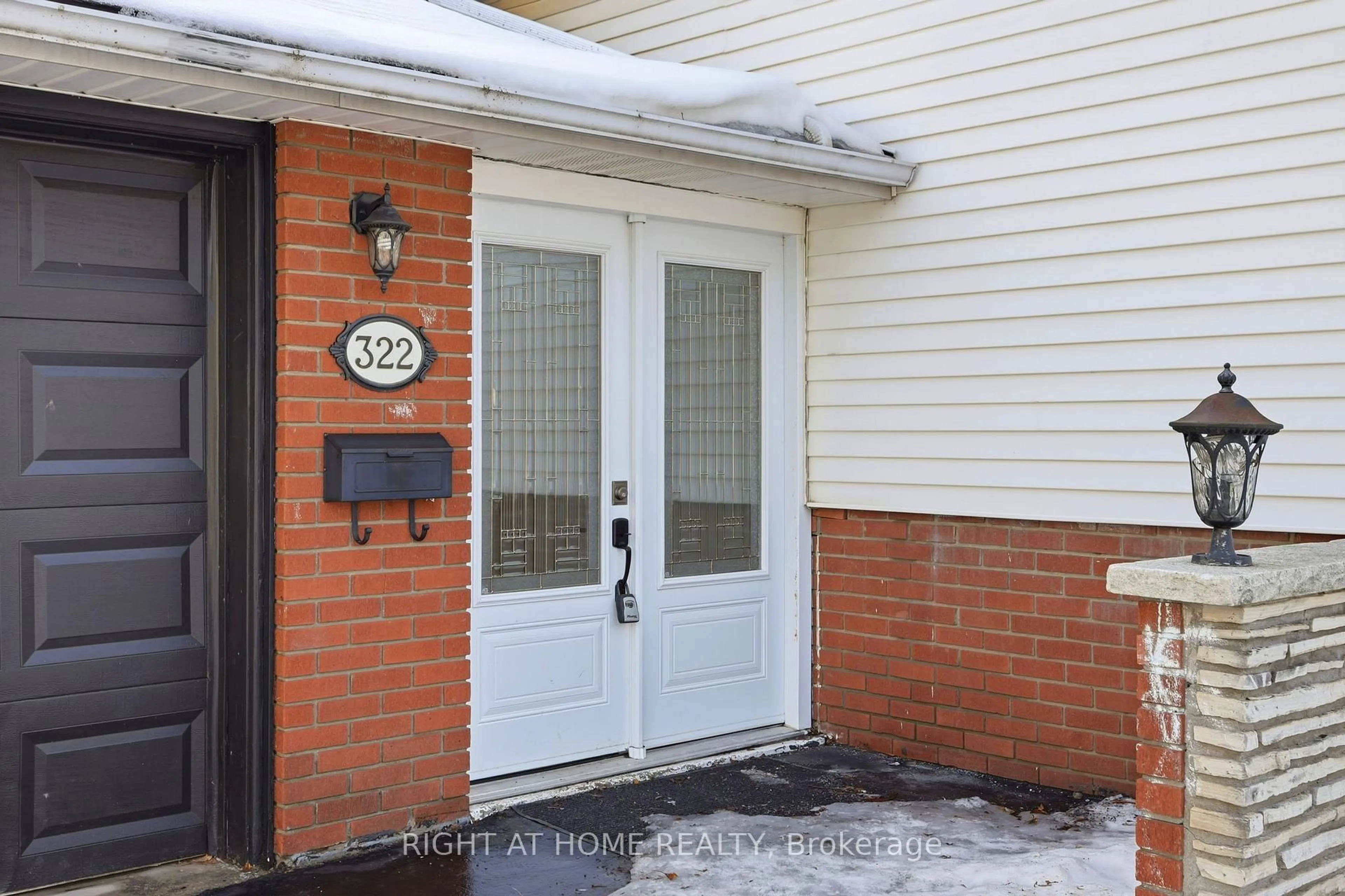 Indoor entryway for 322 Melores Dr, Burlington Ontario L7L 4T8