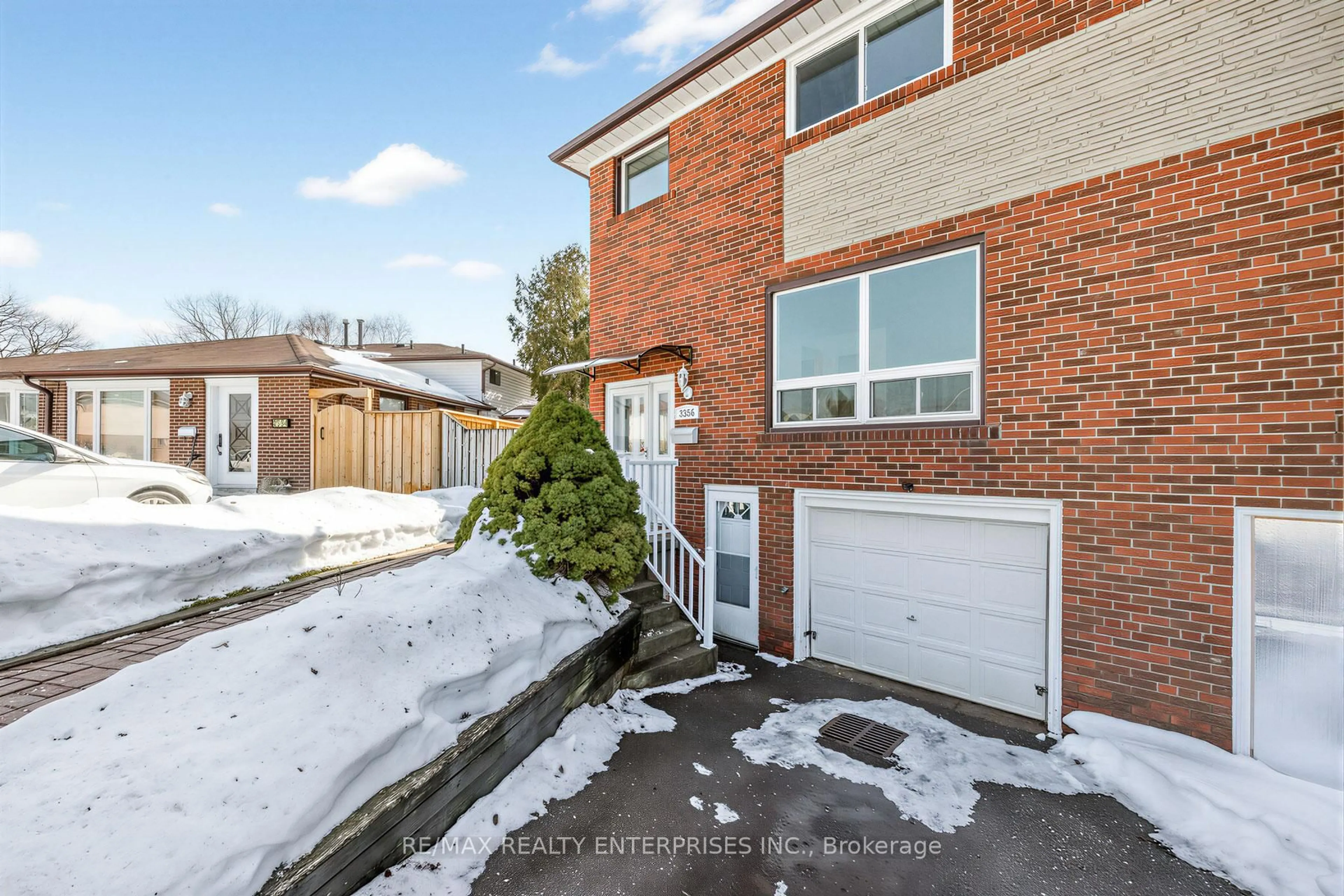 A pic from outside/outdoor area/front of a property/back of a property/a pic from drone, street for 3356 Strabane Dr, Mississauga Ontario L5C 1W7