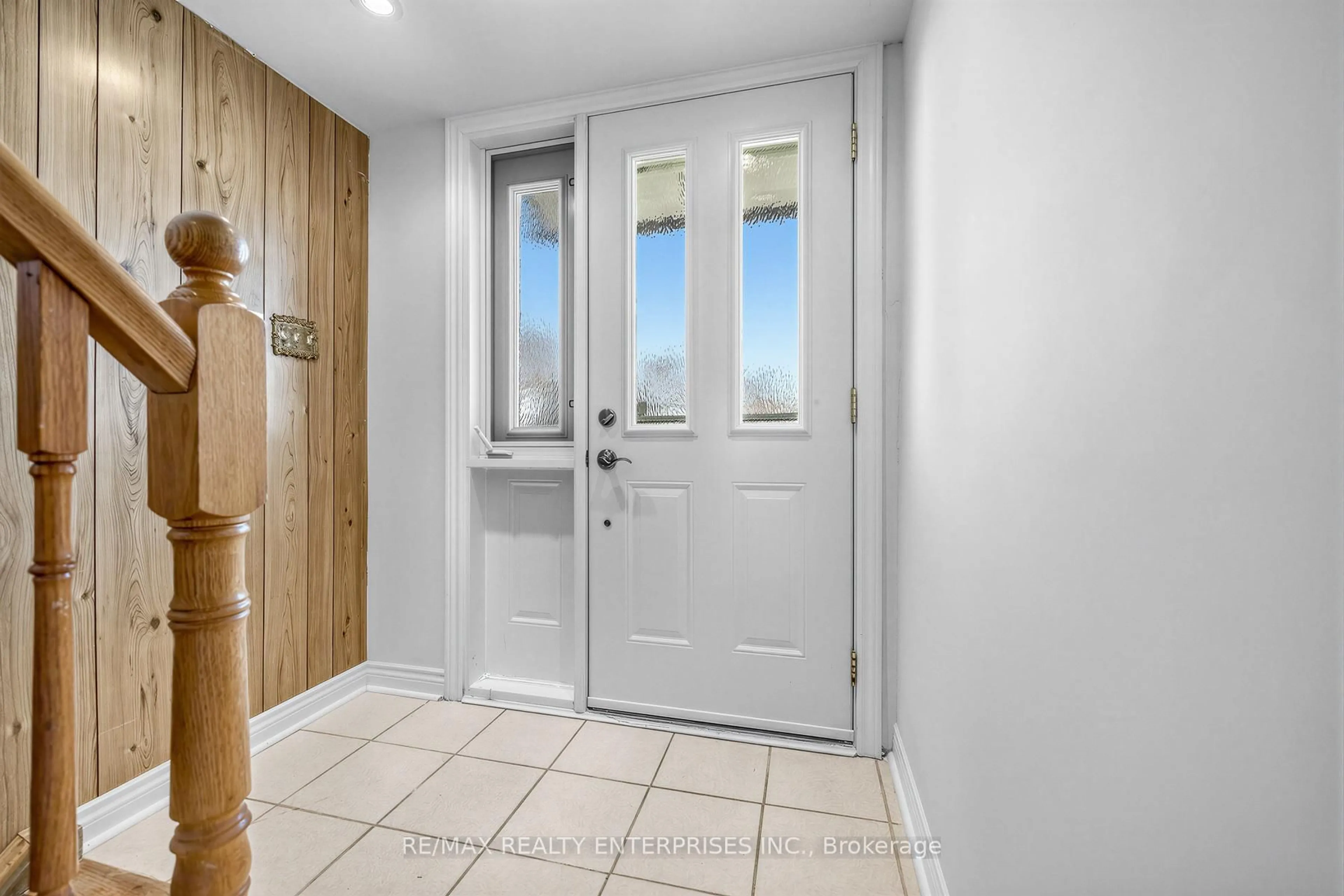 Indoor entryway for 3356 Strabane Dr, Mississauga Ontario L5C 1W7