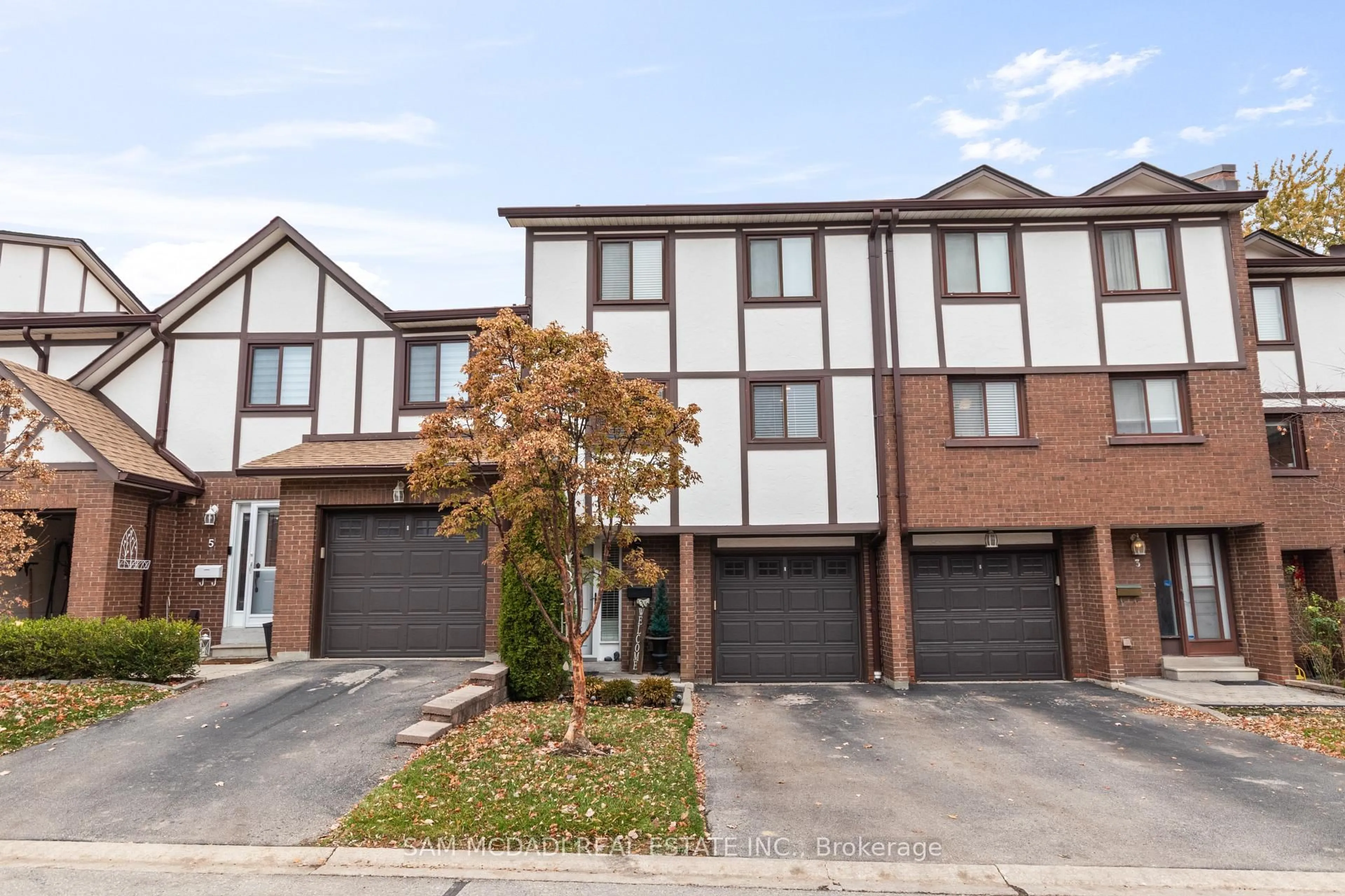 Home with brick exterior material, street for 4230 Fieldgate Dr #4, Mississauga Ontario L4W 2M5