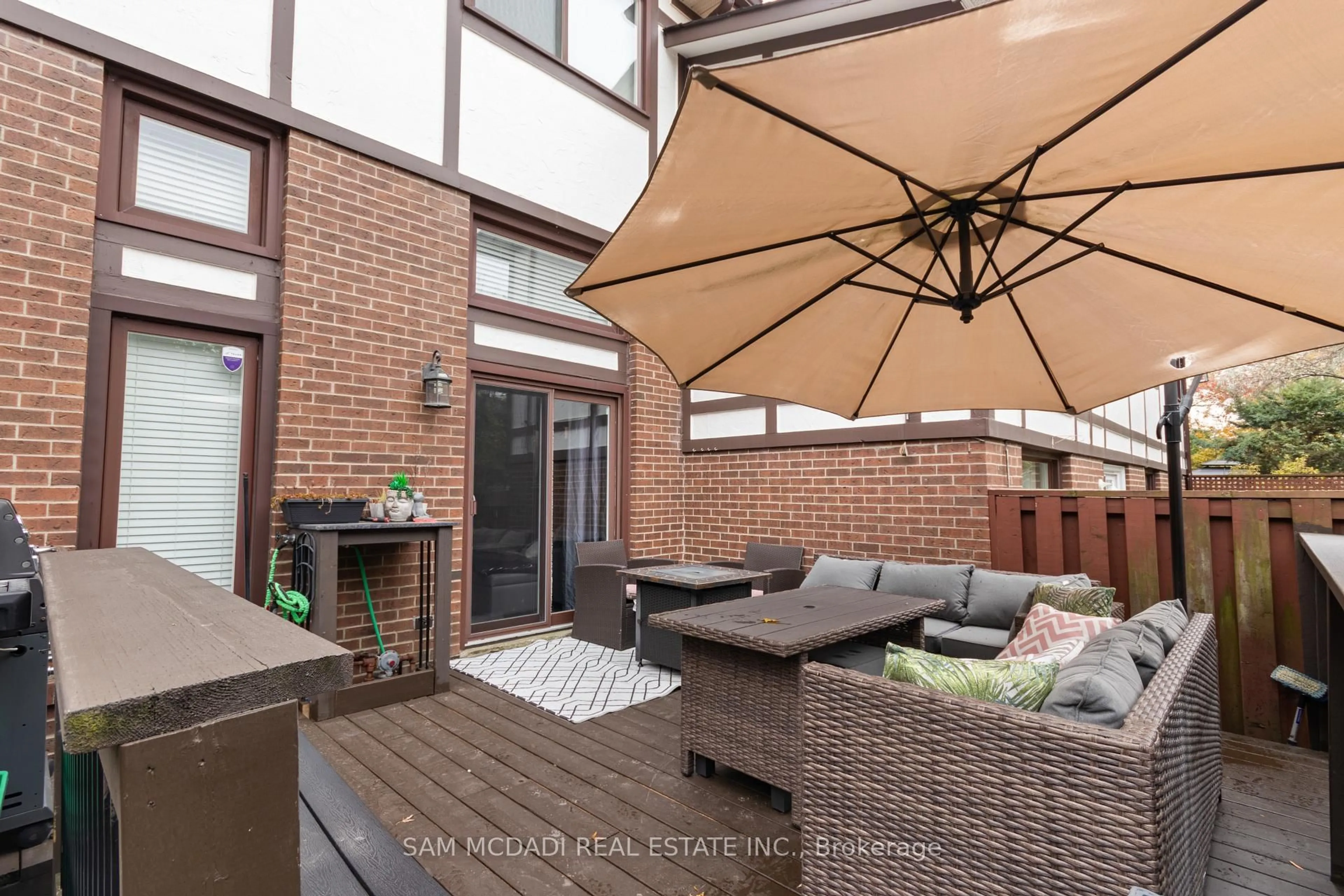 Patio, street for 4230 Fieldgate Dr #4, Mississauga Ontario L4W 2M5