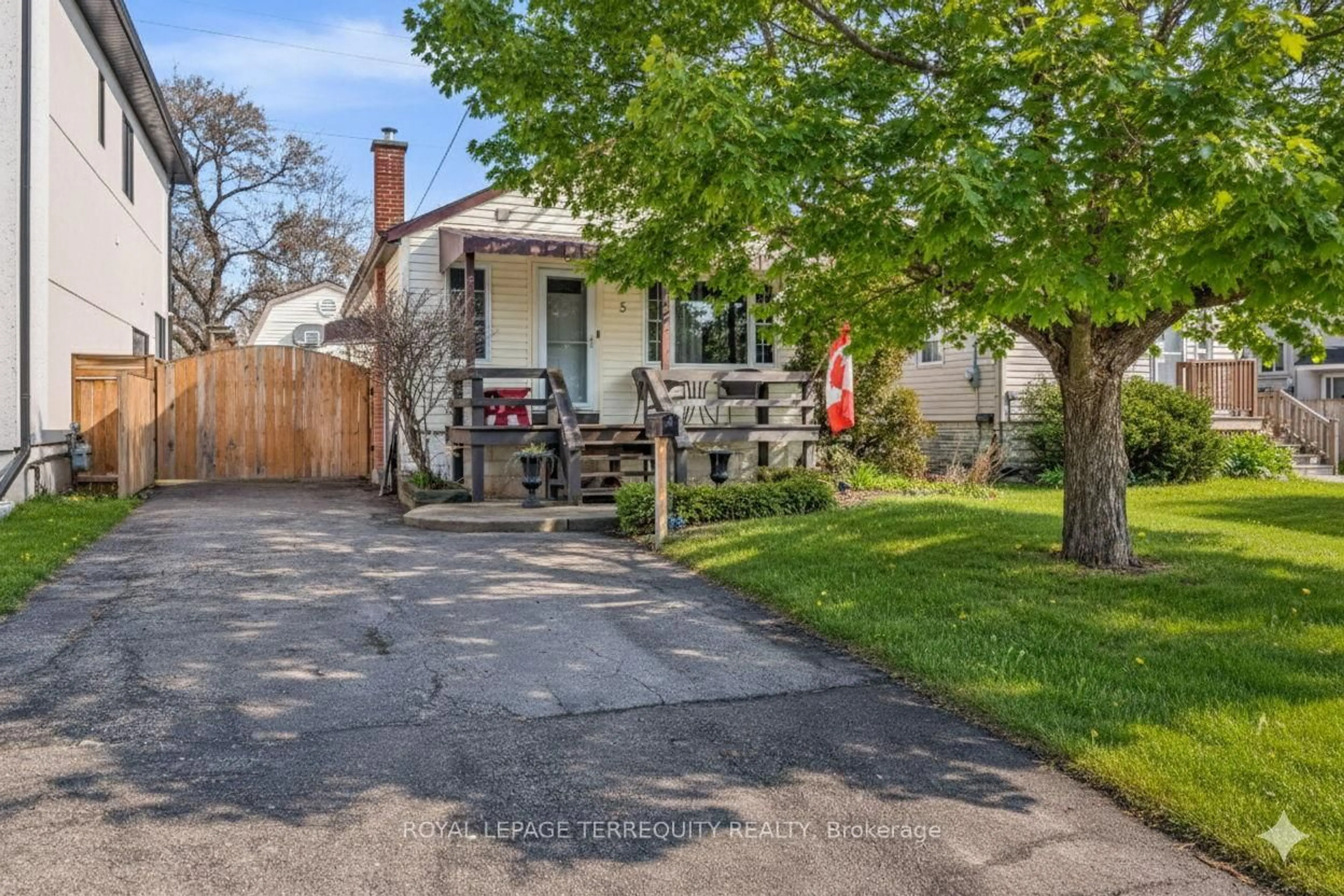 A pic from outside/outdoor area/front of a property/back of a property/a pic from drone, street for 5 Acorn Ave, Toronto Ontario M9B 3P7