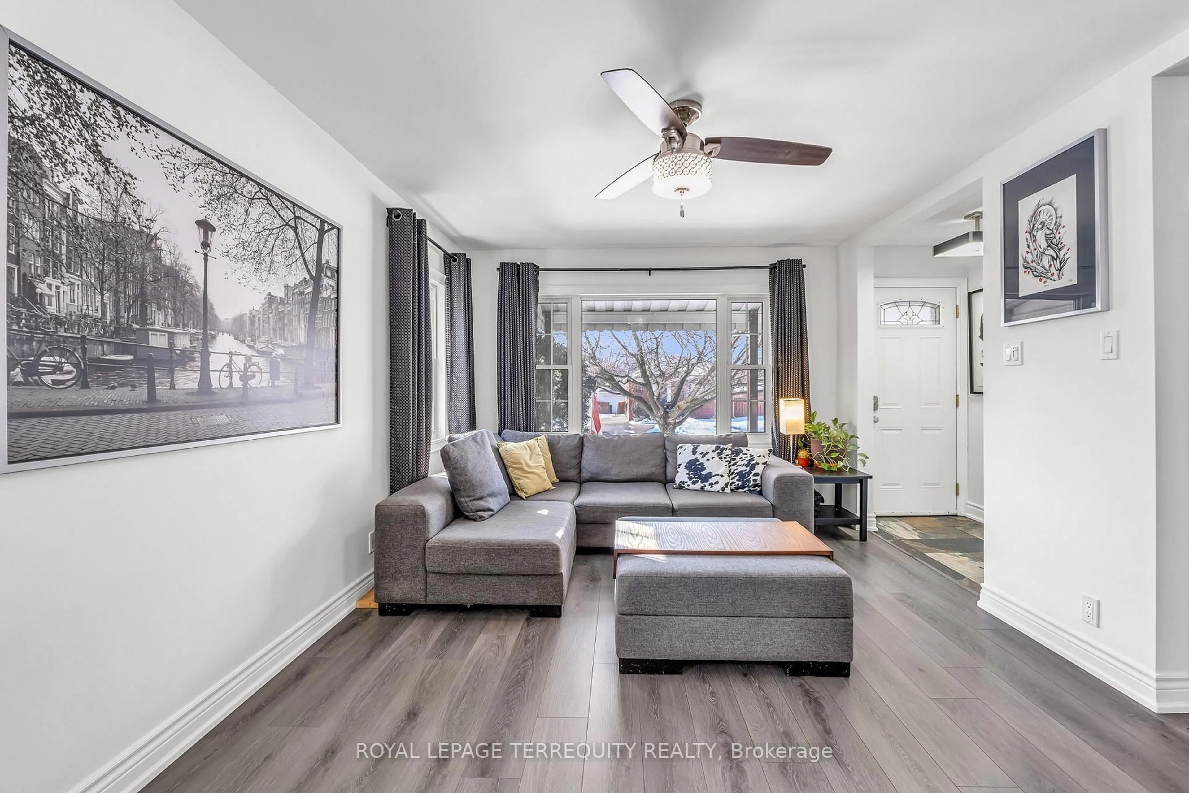 Living room with furniture, unknown for 5 Acorn Ave, Toronto Ontario M9B 3P7