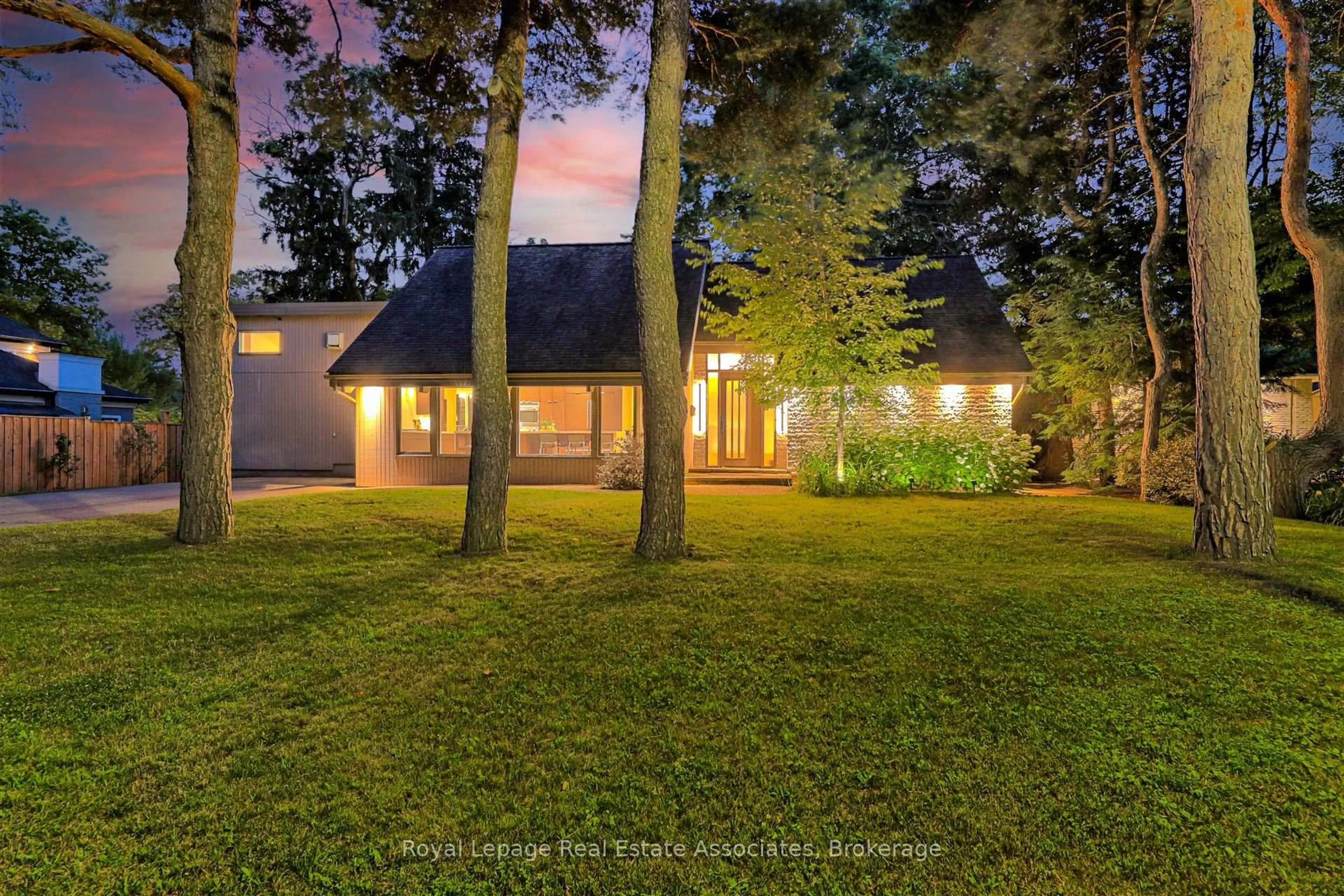 A pic from outside/outdoor area/front of a property/back of a property/a pic from drone, street for 1510 Point O Woods Rd, Mississauga Ontario L5G 2X7