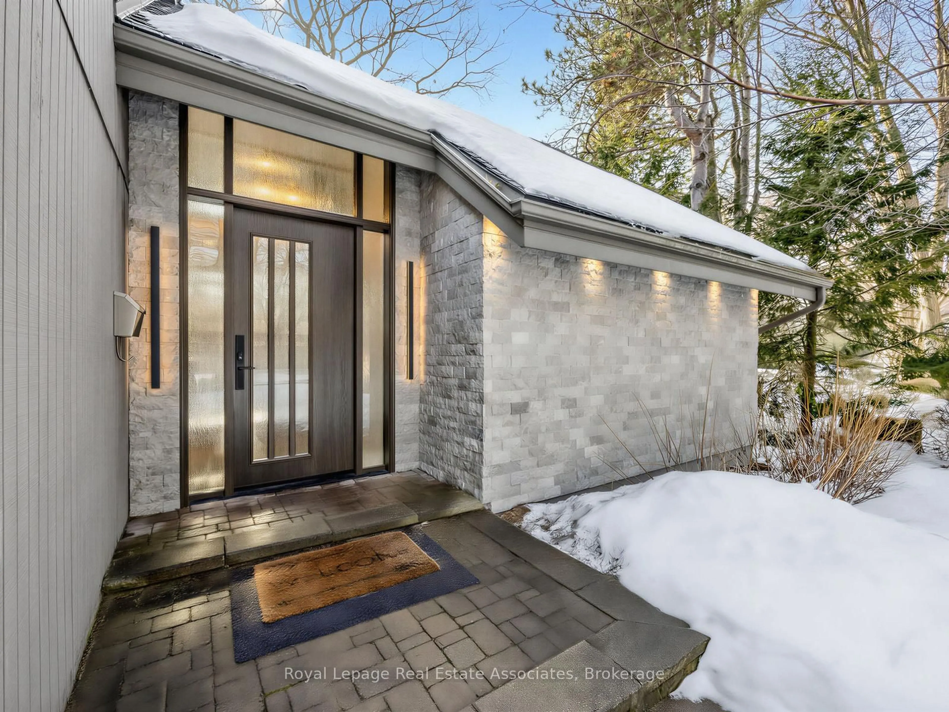 Indoor entryway for 1510 Point O Woods Rd, Mississauga Ontario L5G 2X7