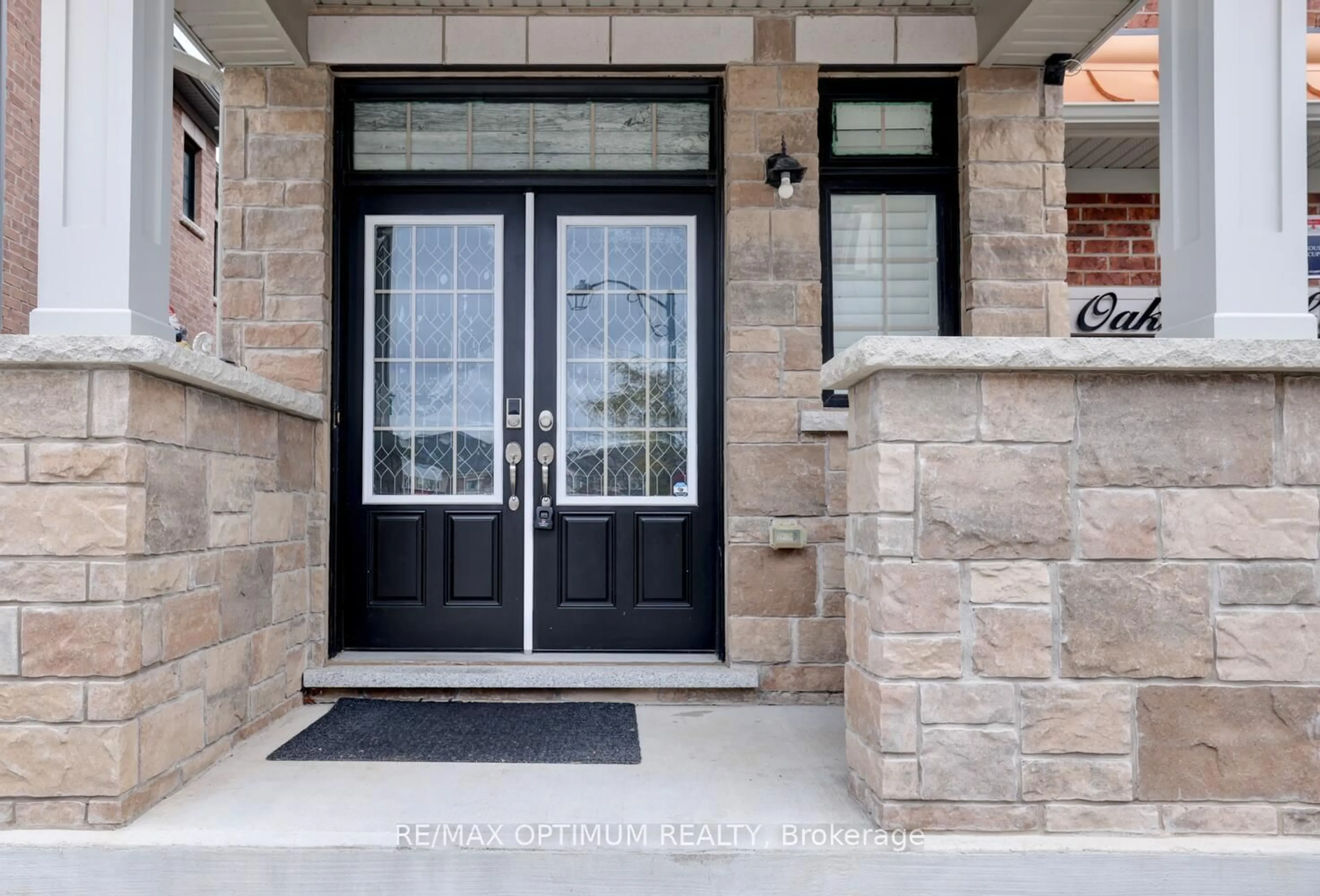 Indoor entryway for 42 OAKMORE Lane, Brampton Ontario L6Y 6H5