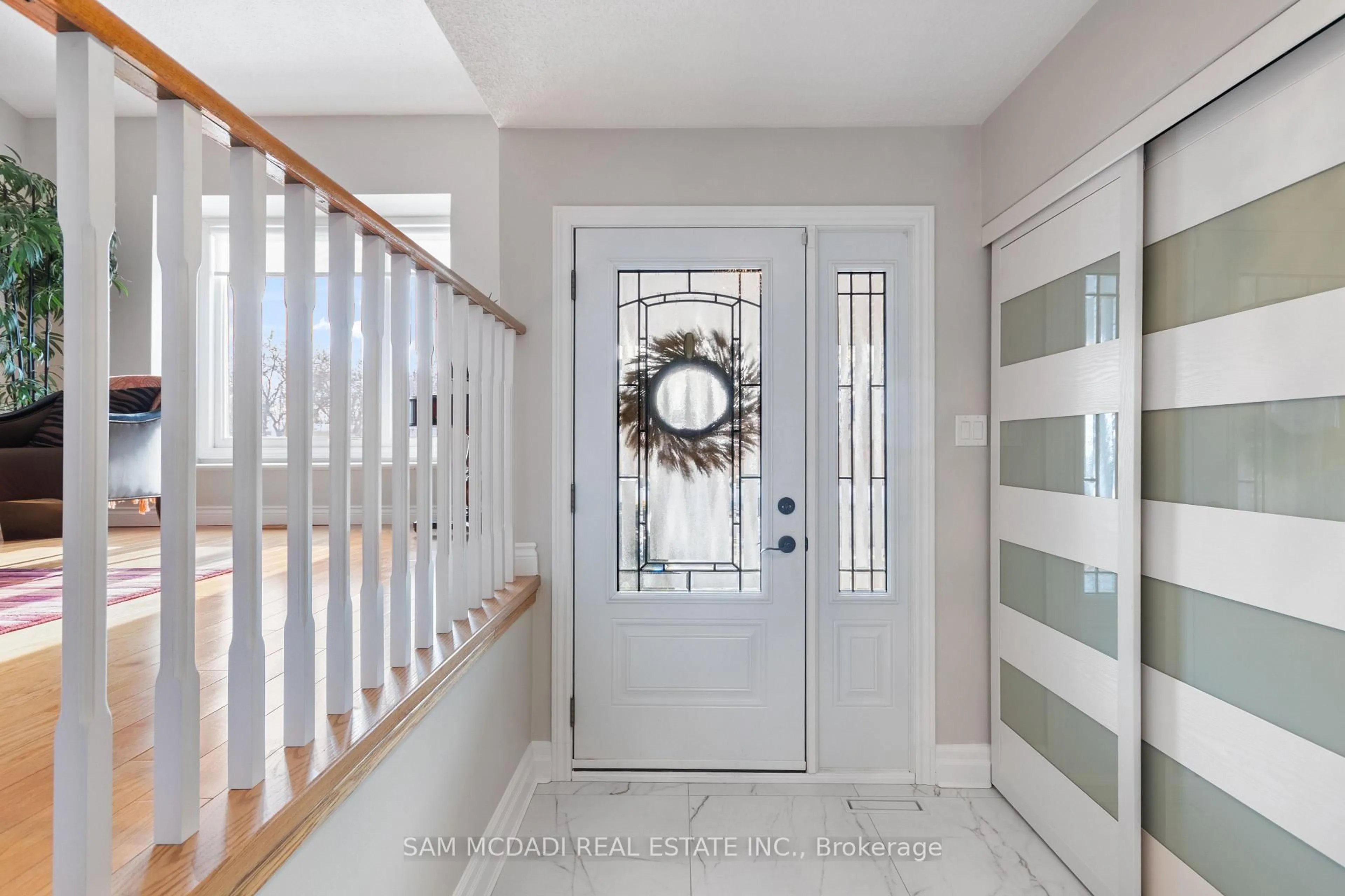 Indoor entryway for 2332 Folkway Dr, Mississauga Ontario L5L 3B6