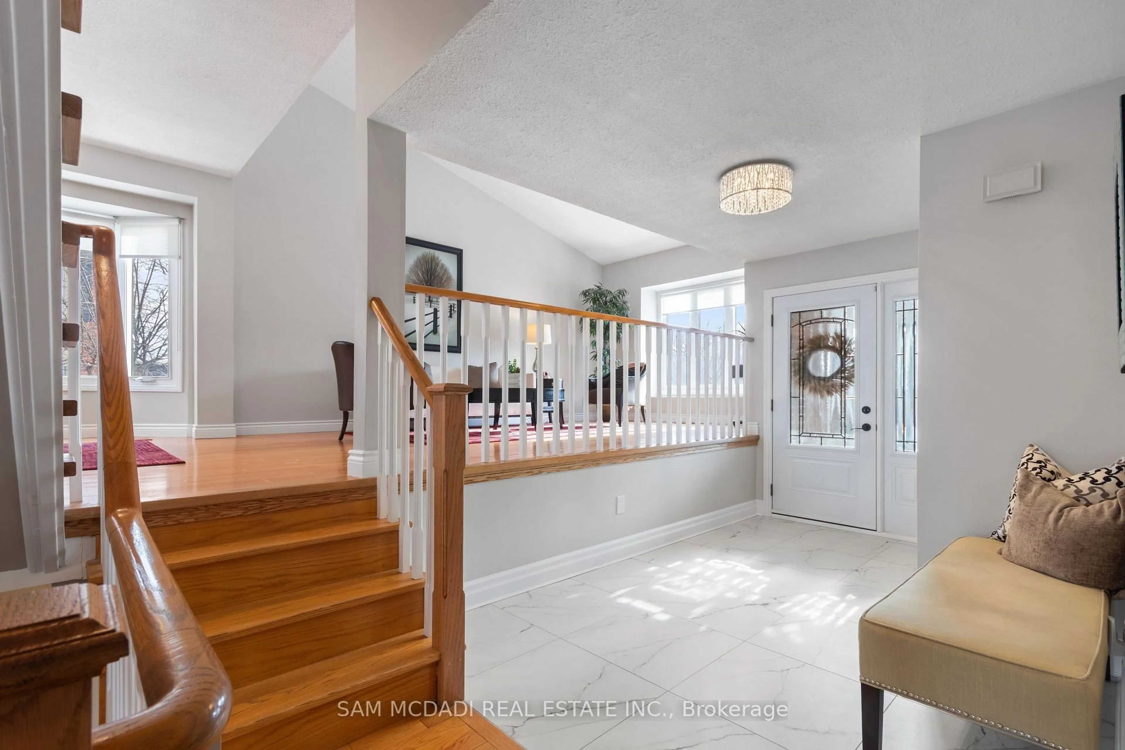Indoor foyer for 2332 Folkway Dr, Mississauga Ontario L5L 3B6