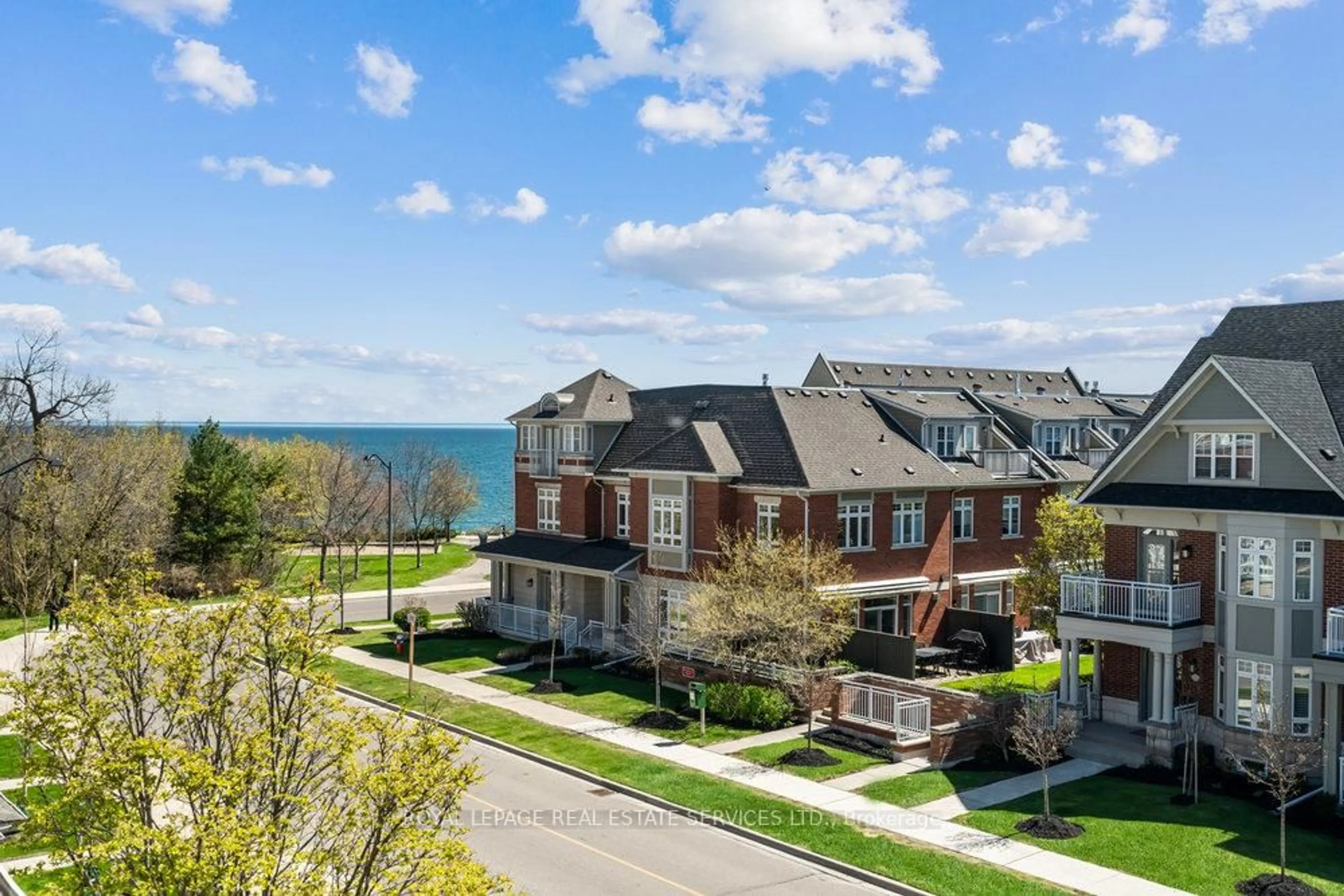 A pic from outside/outdoor area/front of a property/back of a property/a pic from drone, water/lake/river/ocean view for 115 St Lawrence Dr, Mississauga Ontario L5G 4V2