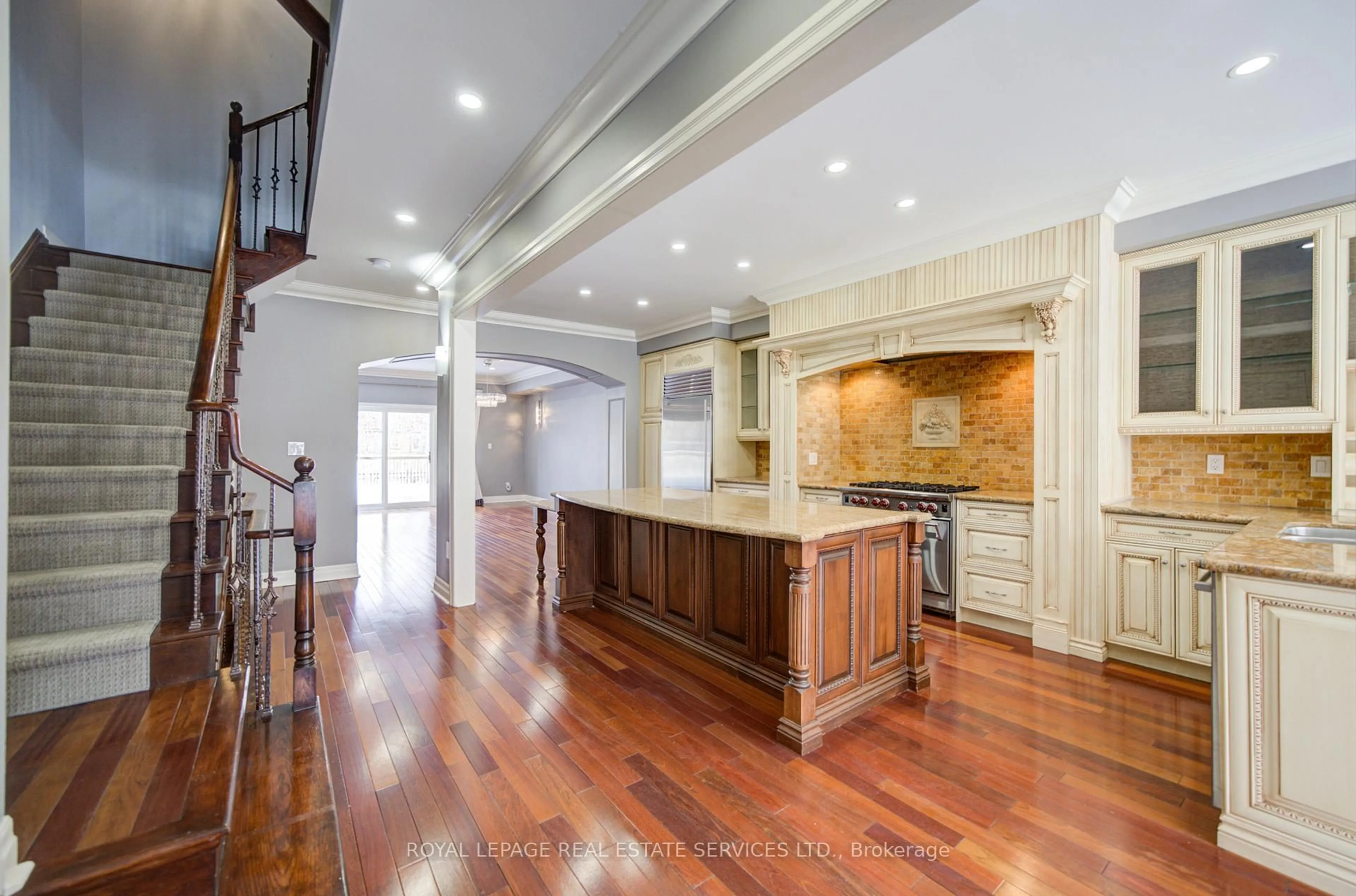 Open concept kitchen, unknown for 115 St Lawrence Dr, Mississauga Ontario L5G 4V2