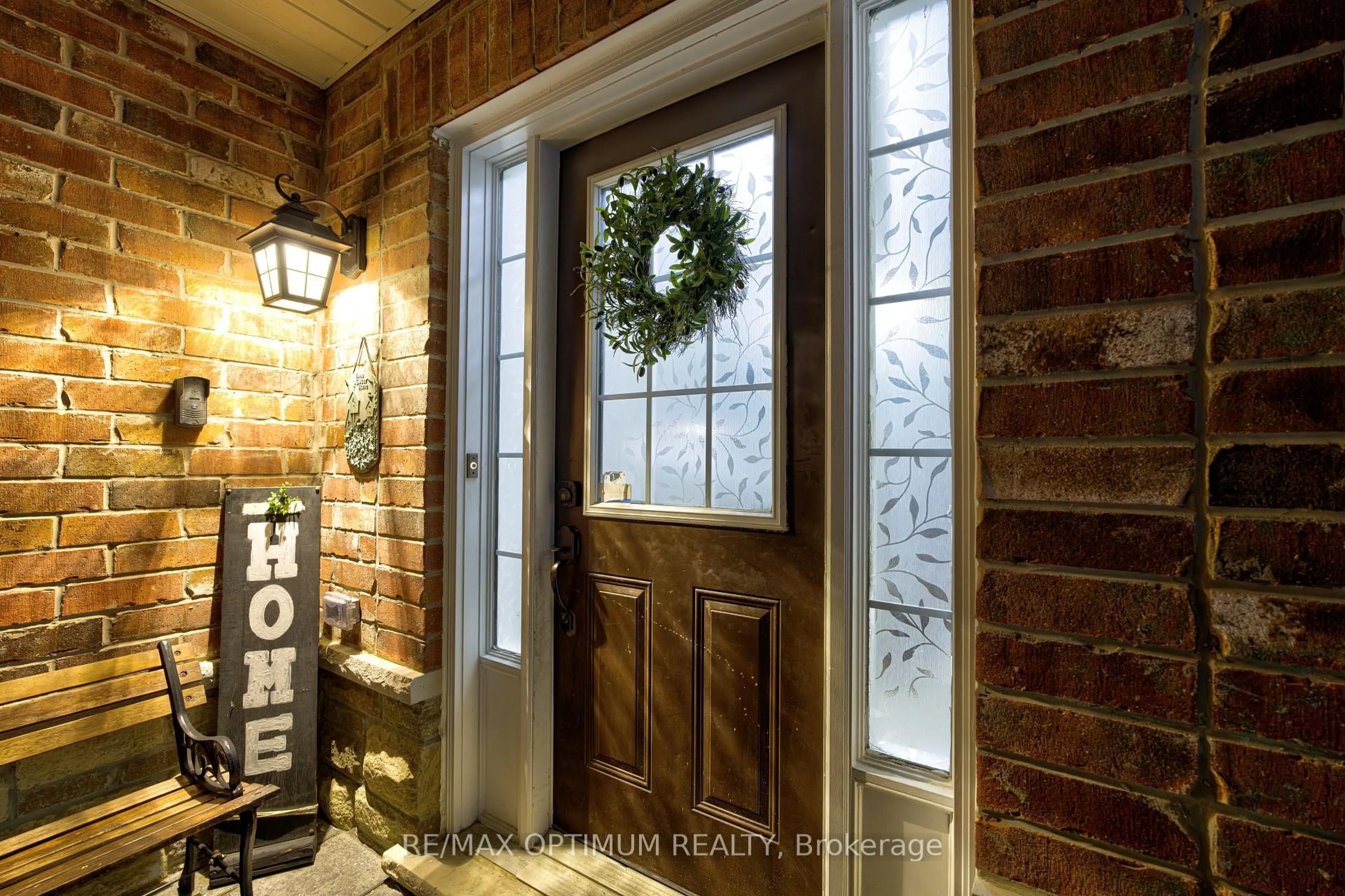 Indoor entryway for 19 Teal Crest Circ, Brampton Ontario L6X 2Z6