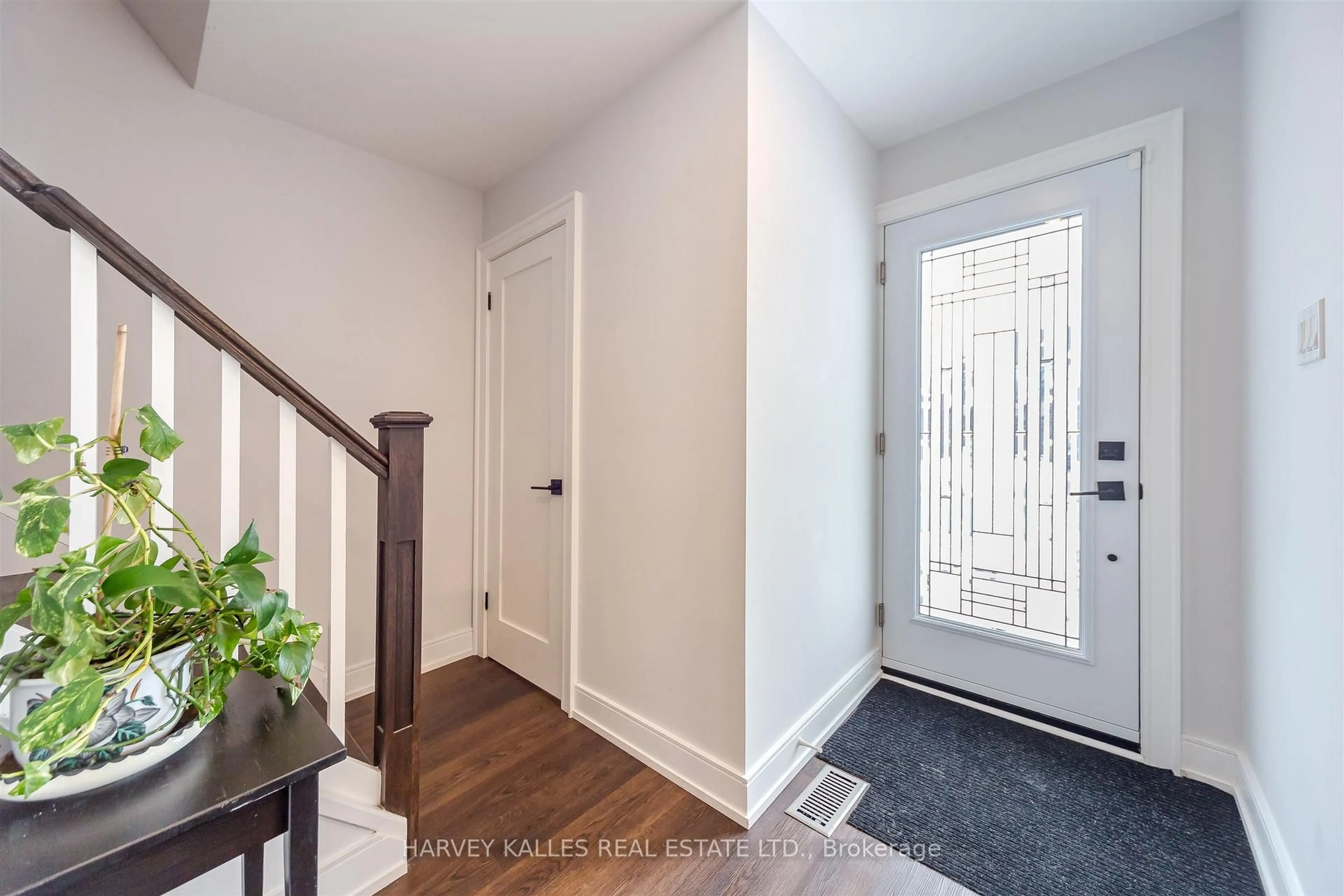 Indoor entryway for 1148 Alexandra Ave, Mississauga Ontario L5E 2A5
