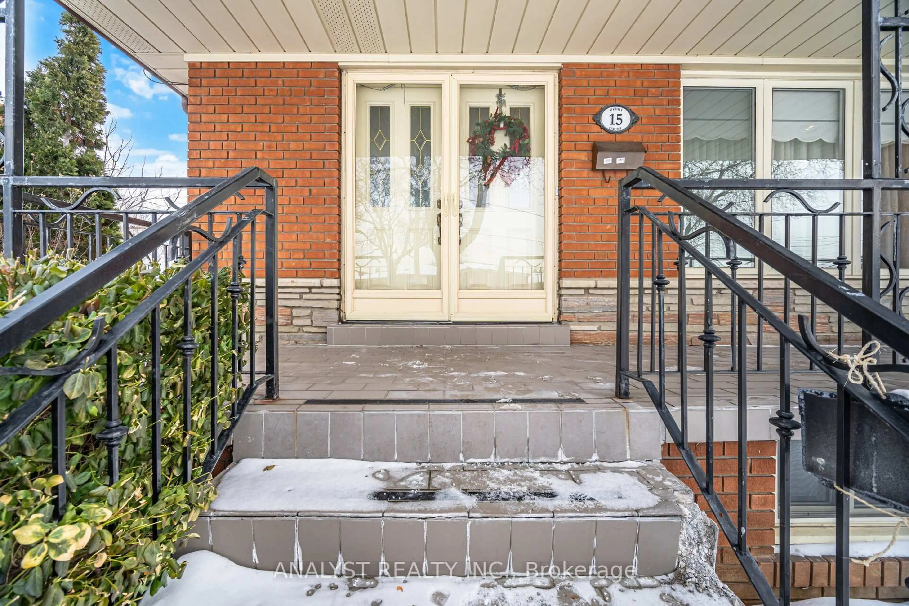 Indoor entryway for 15 Debby Crt, Toronto Ontario M9N 2L7