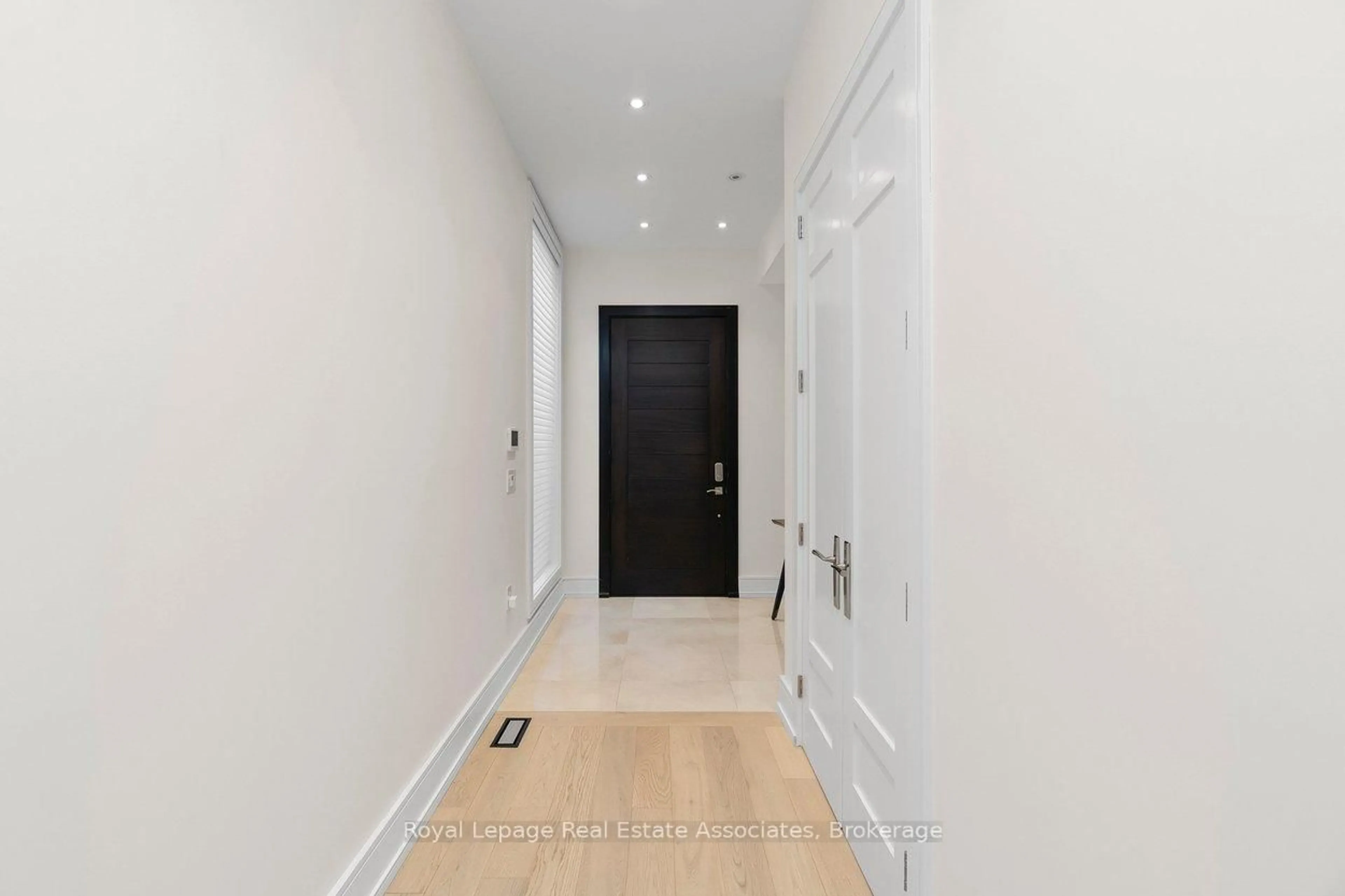 Indoor foyer for 63 Troy St, Mississauga Ontario L5G 1S6