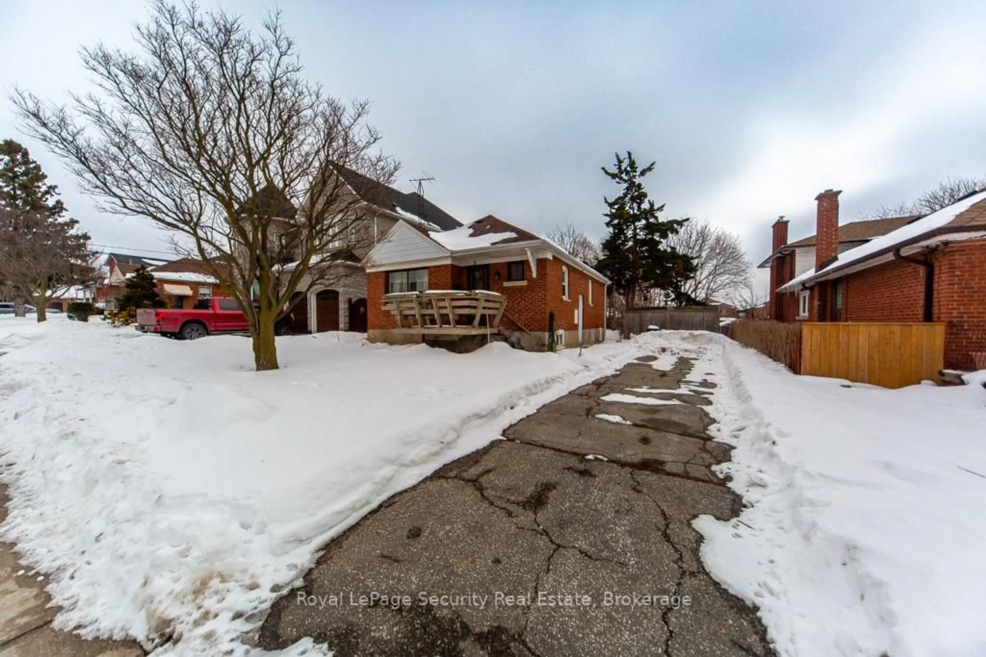 A pic from outside/outdoor area/front of a property/back of a property/a pic from drone, street for 35 Celt Ave, Toronto Ontario M6A 1H1