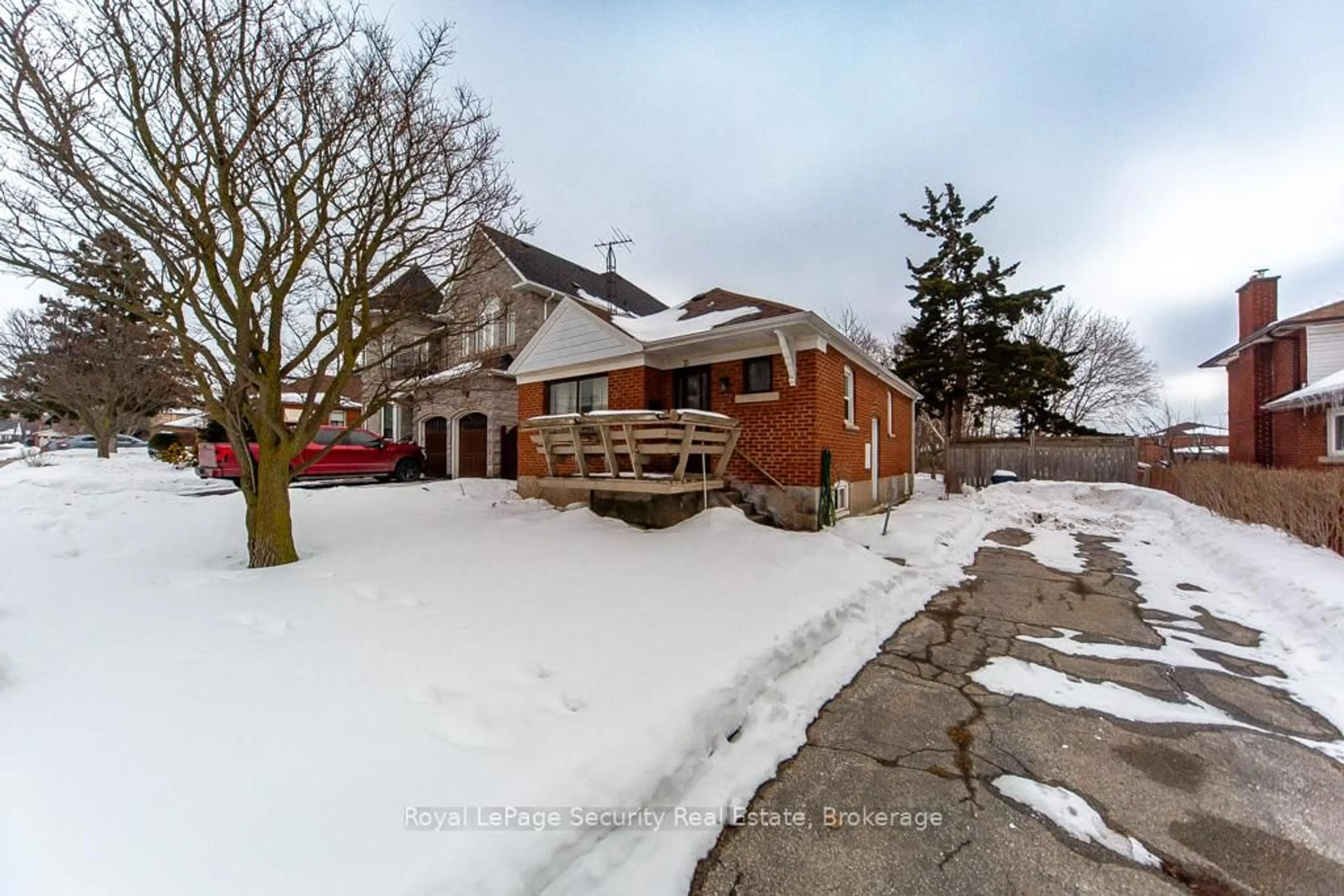 A pic from outside/outdoor area/front of a property/back of a property/a pic from drone, street for 35 Celt Ave, Toronto Ontario M6A 1H1