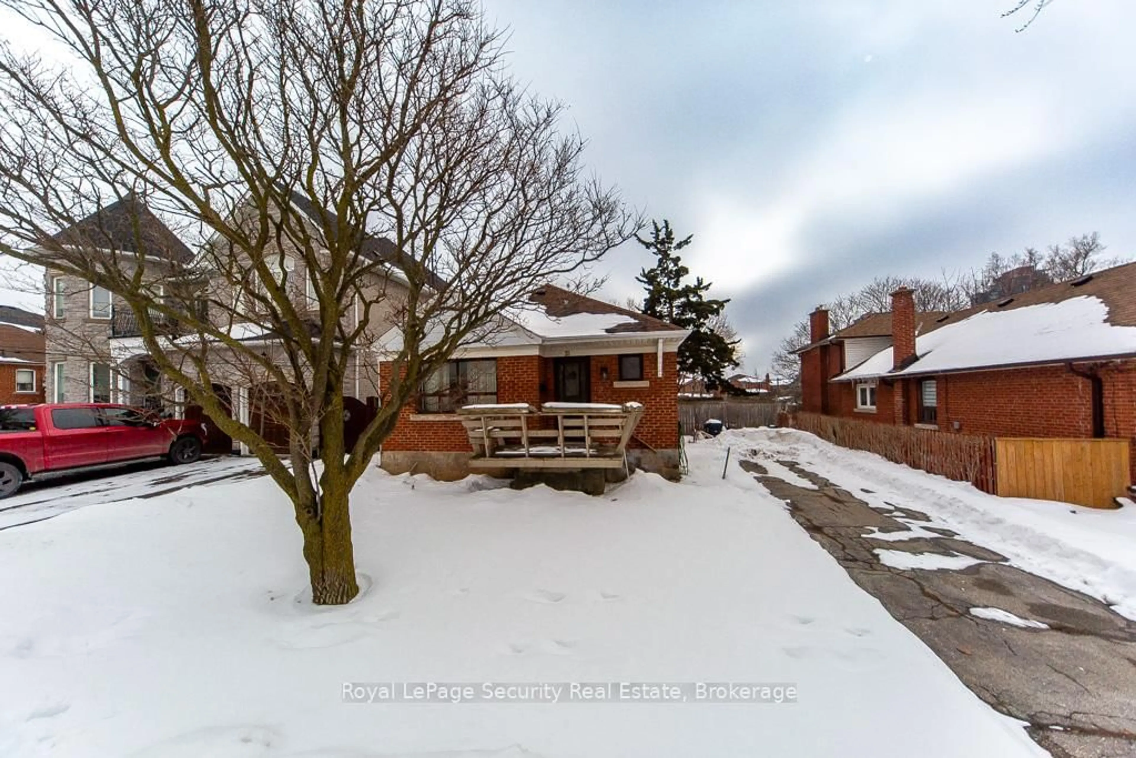 A pic from outside/outdoor area/front of a property/back of a property/a pic from drone, street for 35 Celt Ave, Toronto Ontario M6A 1H1