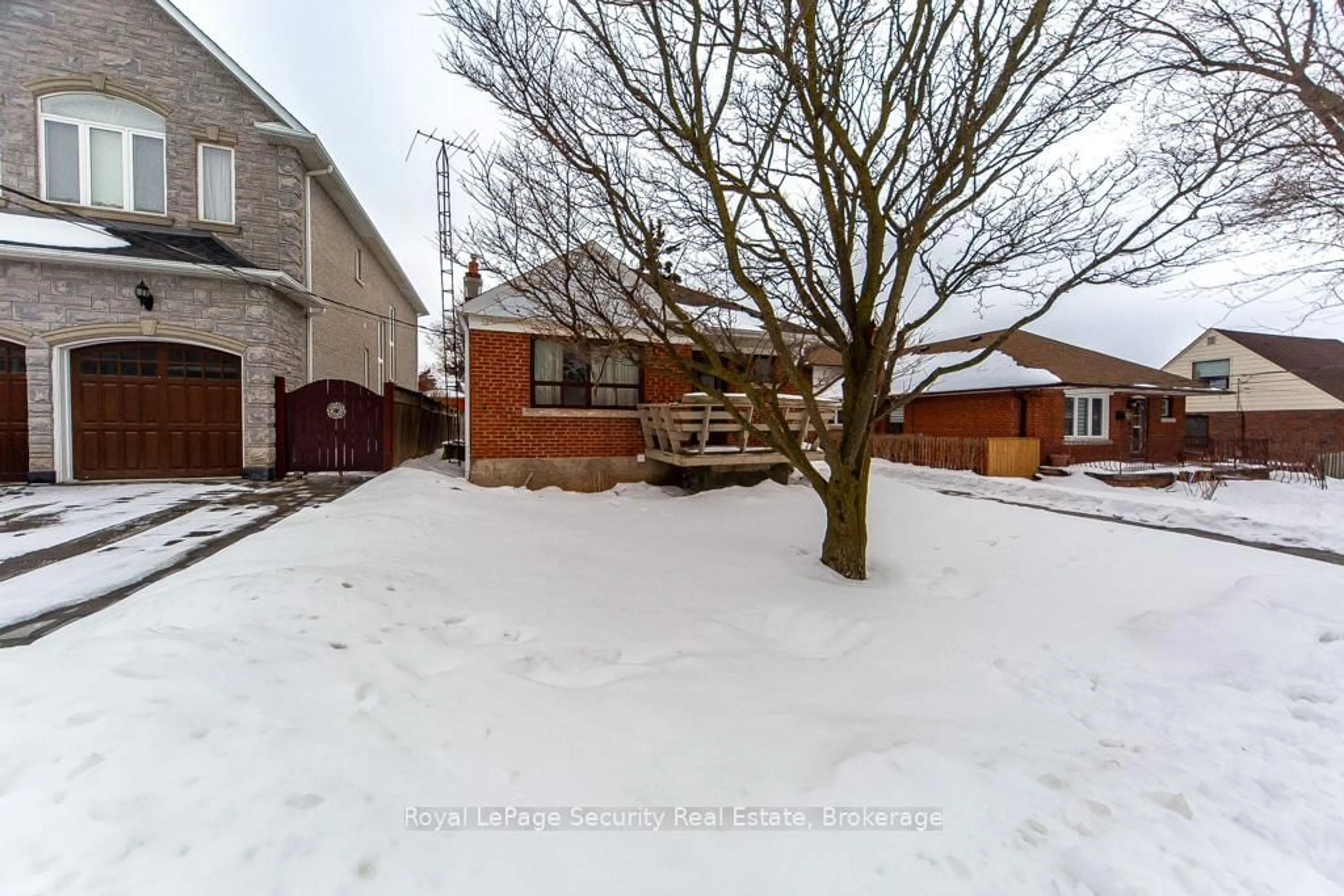 A pic from outside/outdoor area/front of a property/back of a property/a pic from drone, street for 35 Celt Ave, Toronto Ontario M6A 1H1