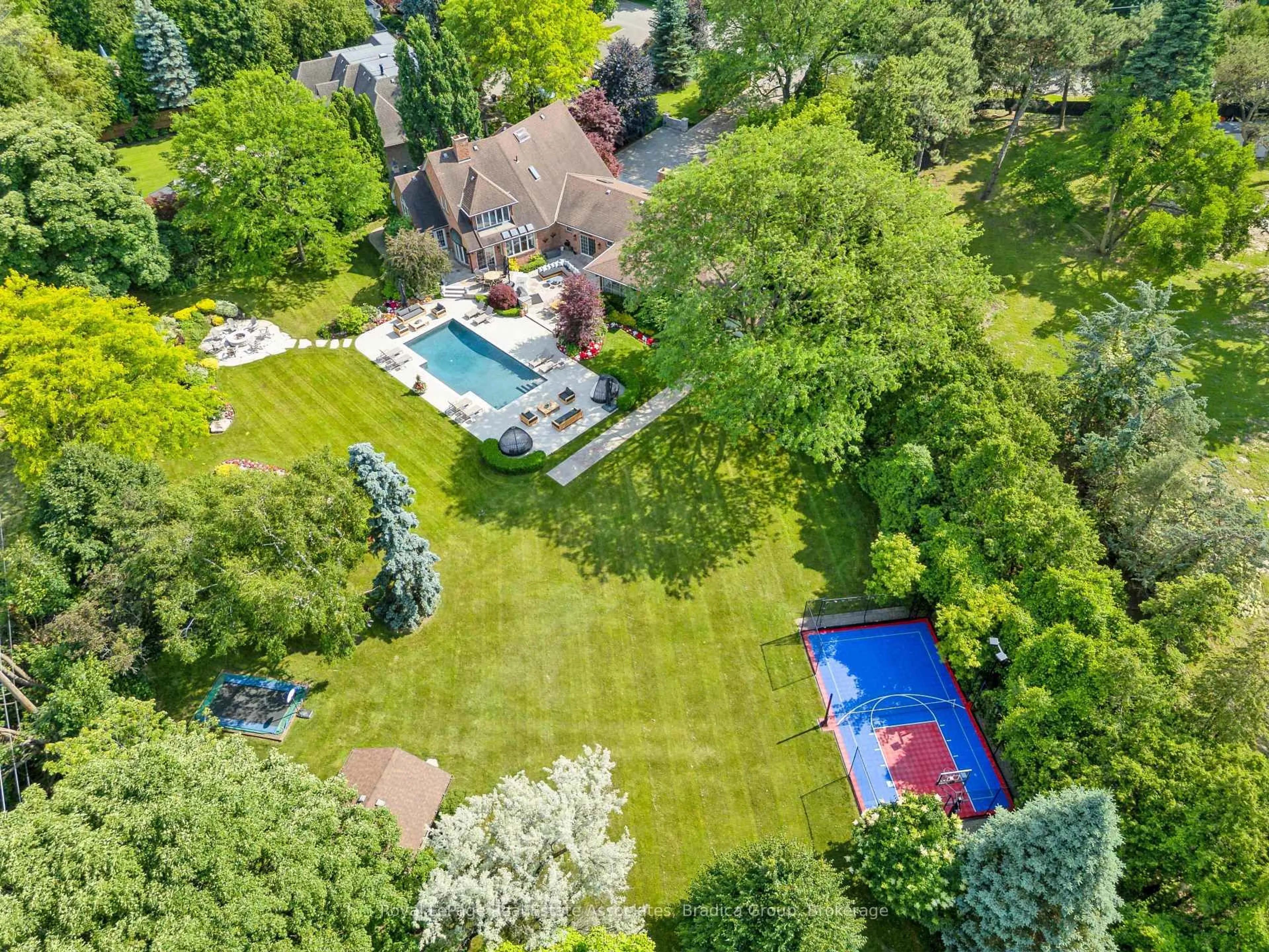 A pic from outside/outdoor area/front of a property/back of a property/a pic from drone, unknown for 19 Lorraine Gdns, Toronto Ontario M9B 4Z5