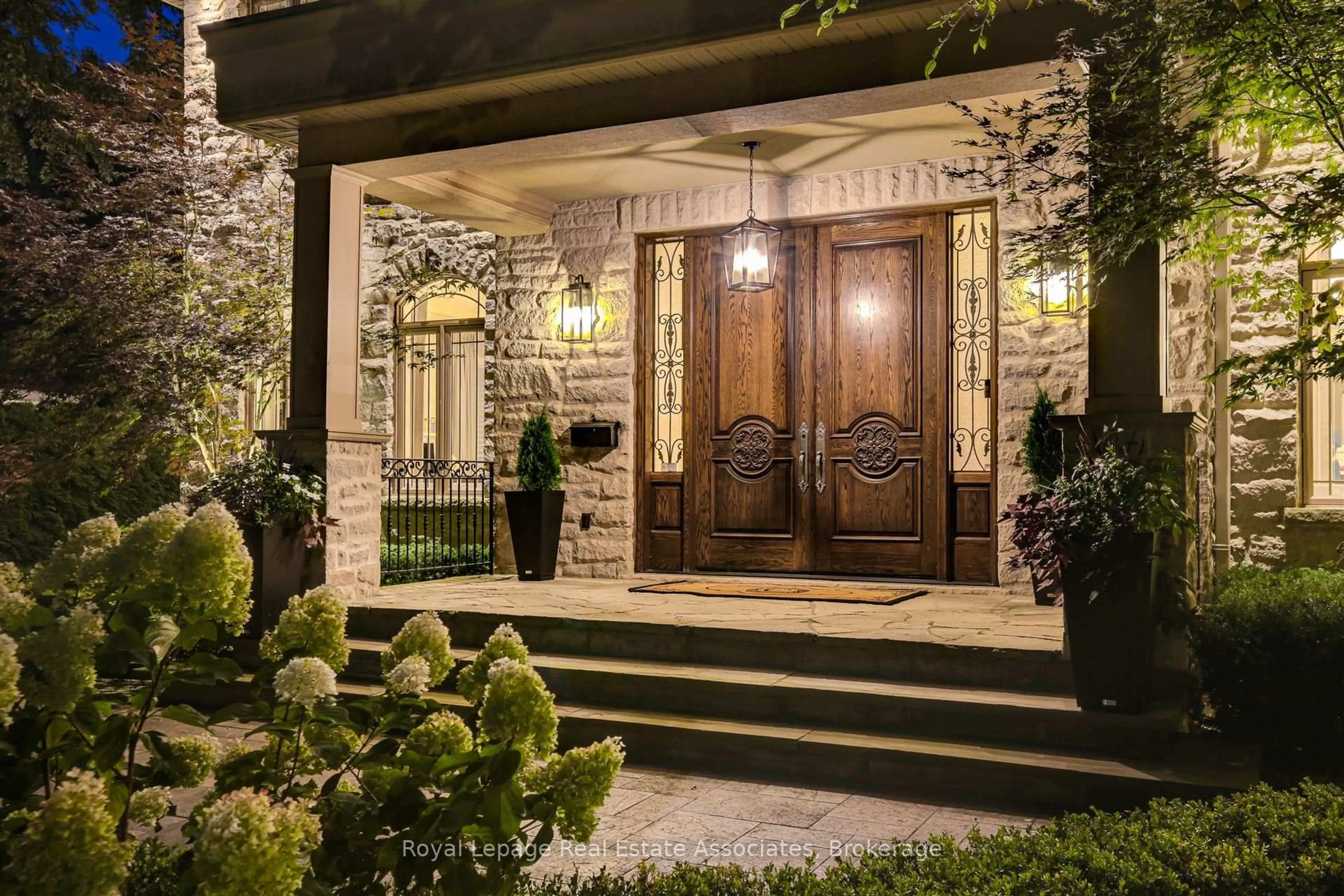 Indoor entryway for 1456 Glenburnie Rd, Mississauga Ontario L5G 3C8