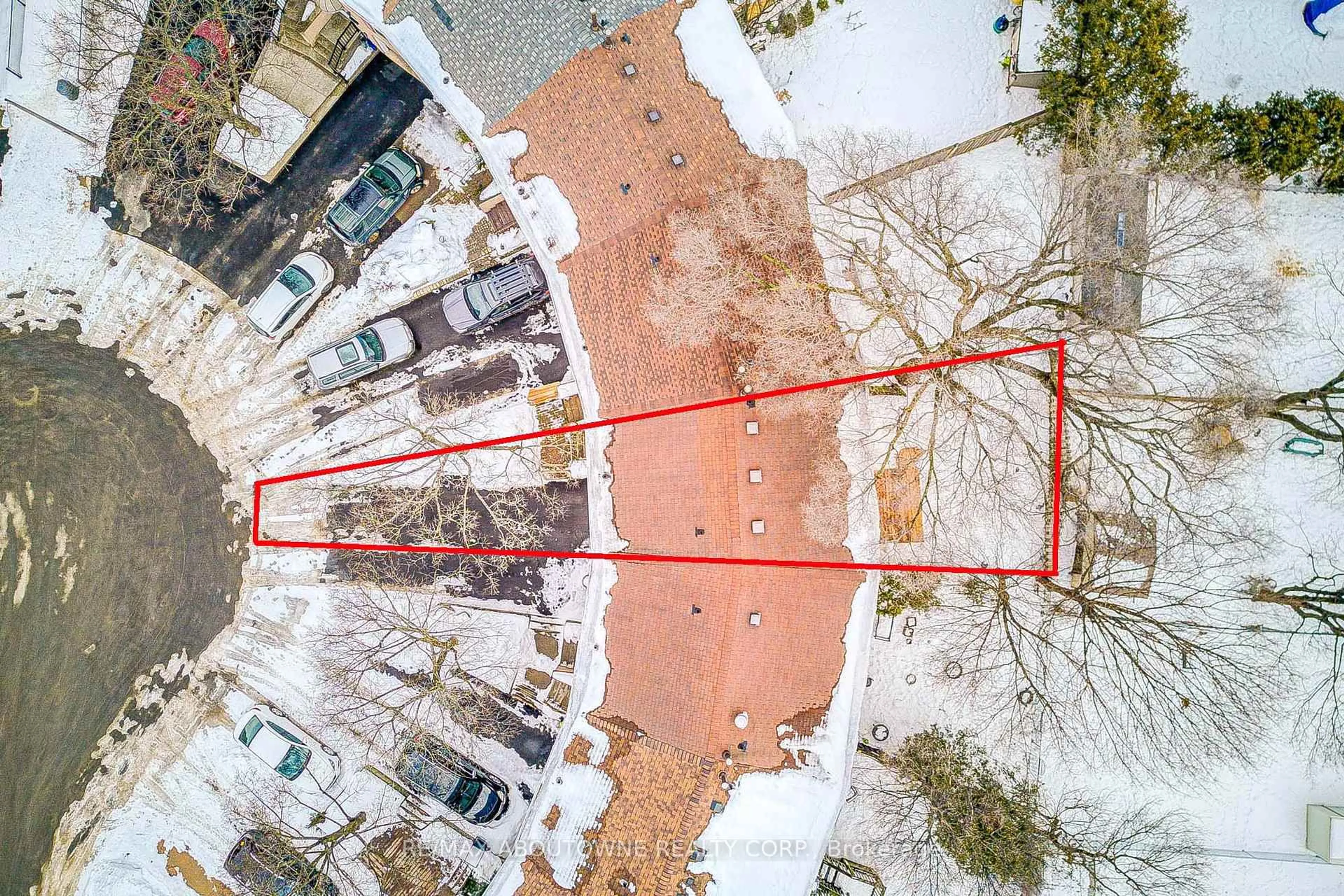 A pic from outside/outdoor area/front of a property/back of a property/a pic from drone, street for 100 Oakdale Dr, Oakville Ontario L6H 1J3