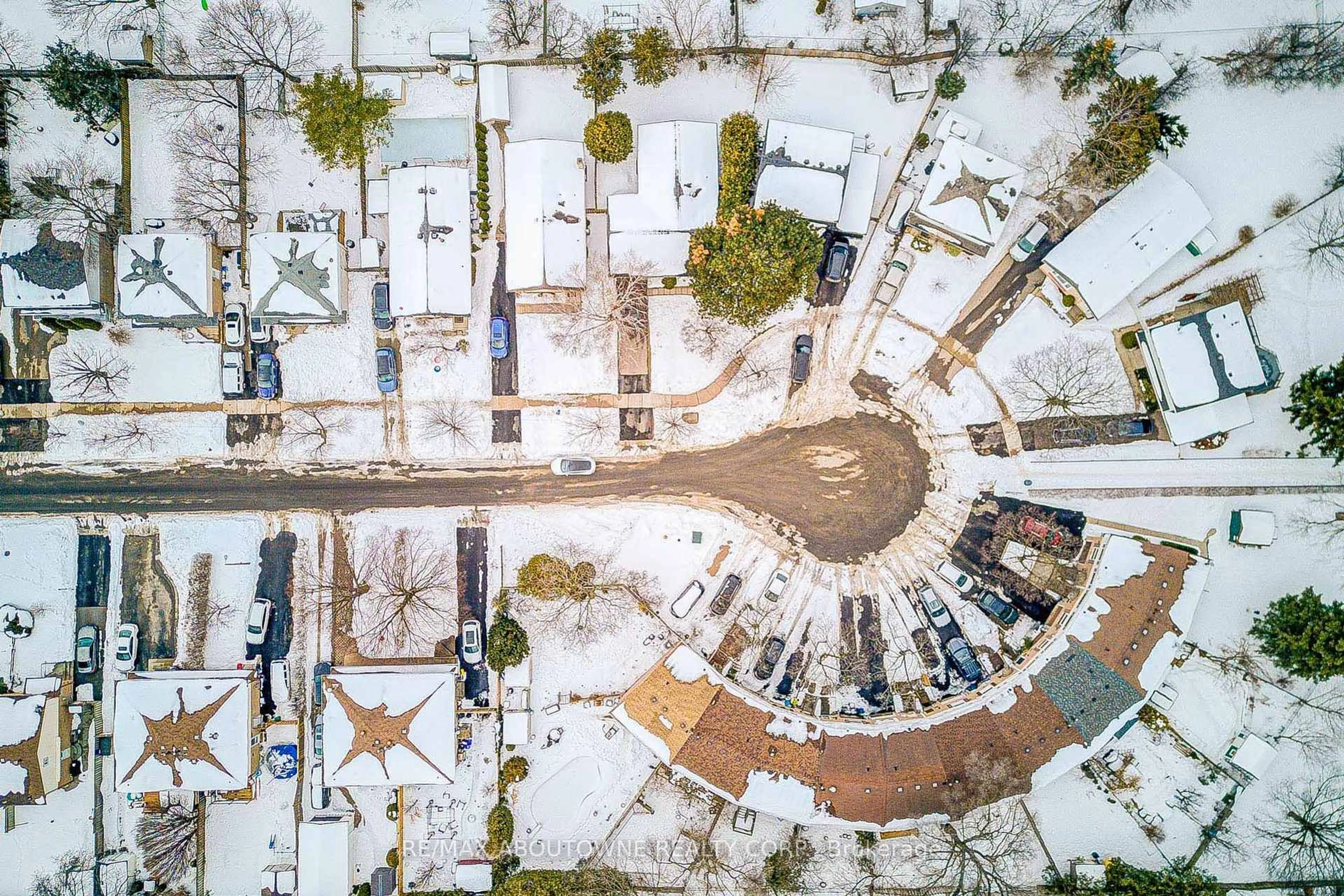 A pic from outside/outdoor area/front of a property/back of a property/a pic from drone, street for 100 Oakdale Dr, Oakville Ontario L6H 1J3