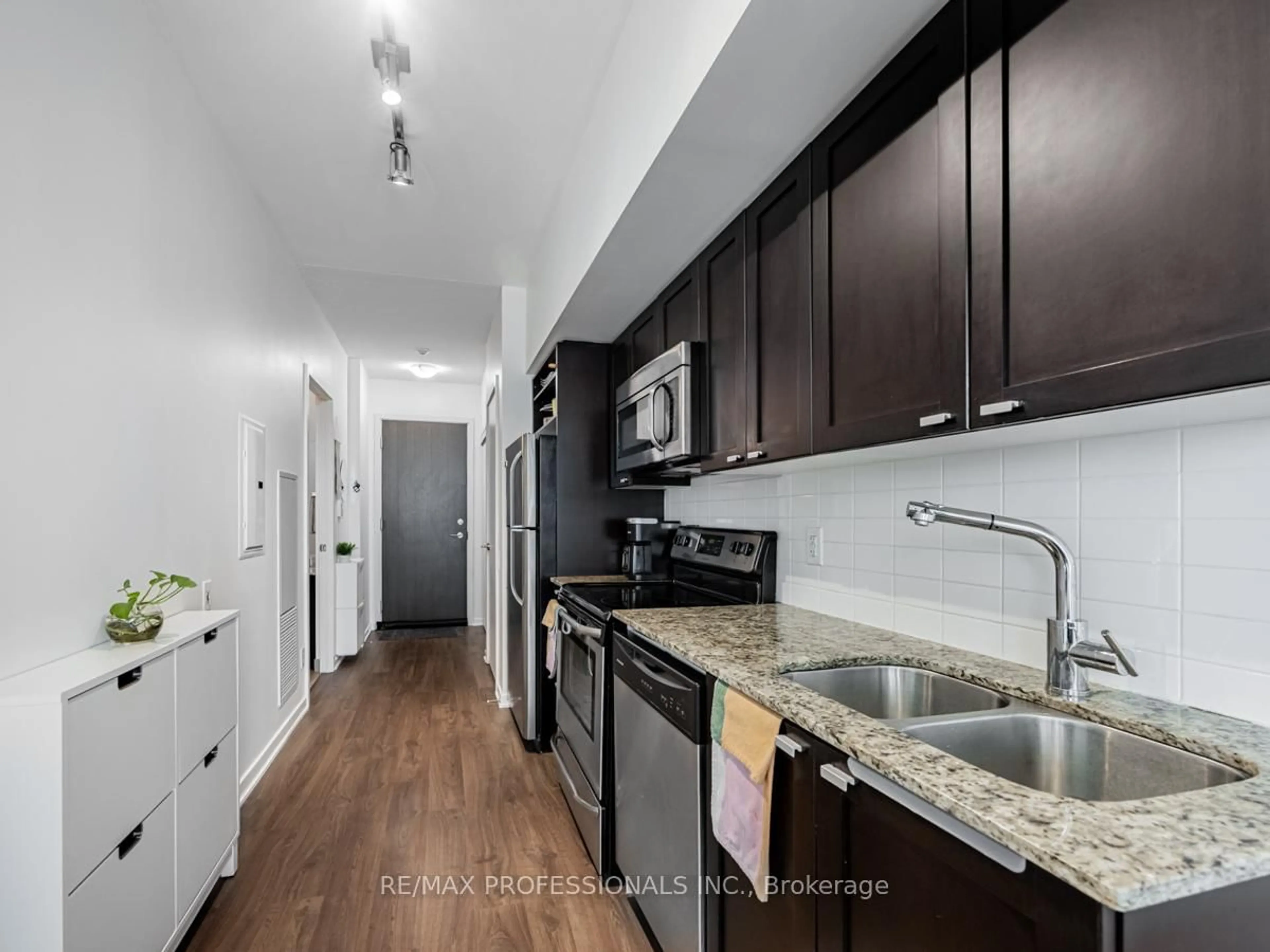 Standard kitchen, unknown for 105 The Queensway #2113, Toronto Ontario M6S 5B5