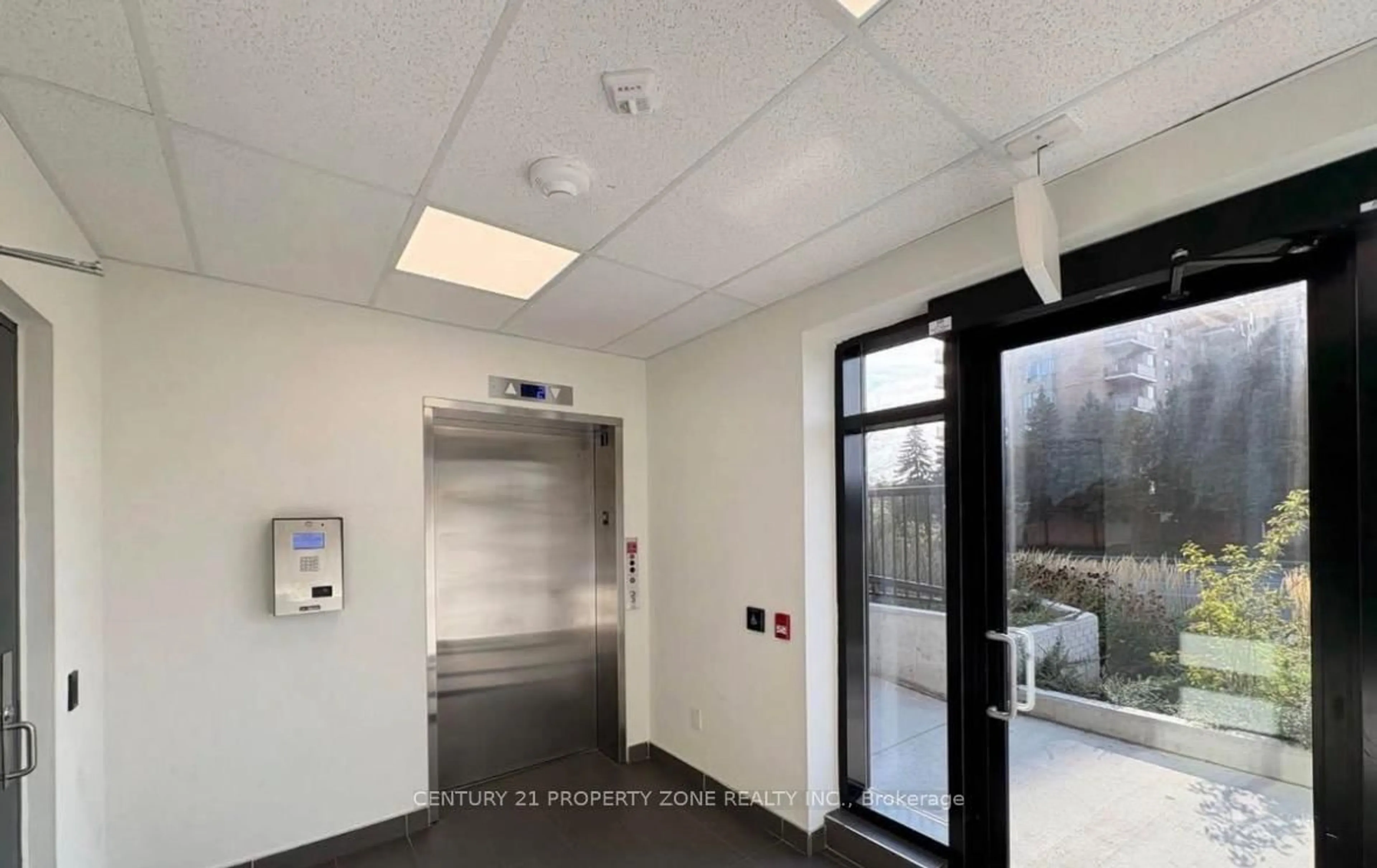 Indoor foyer for 3401 Ridgeway Dr #301, Mississauga Ontario L5L 5T3