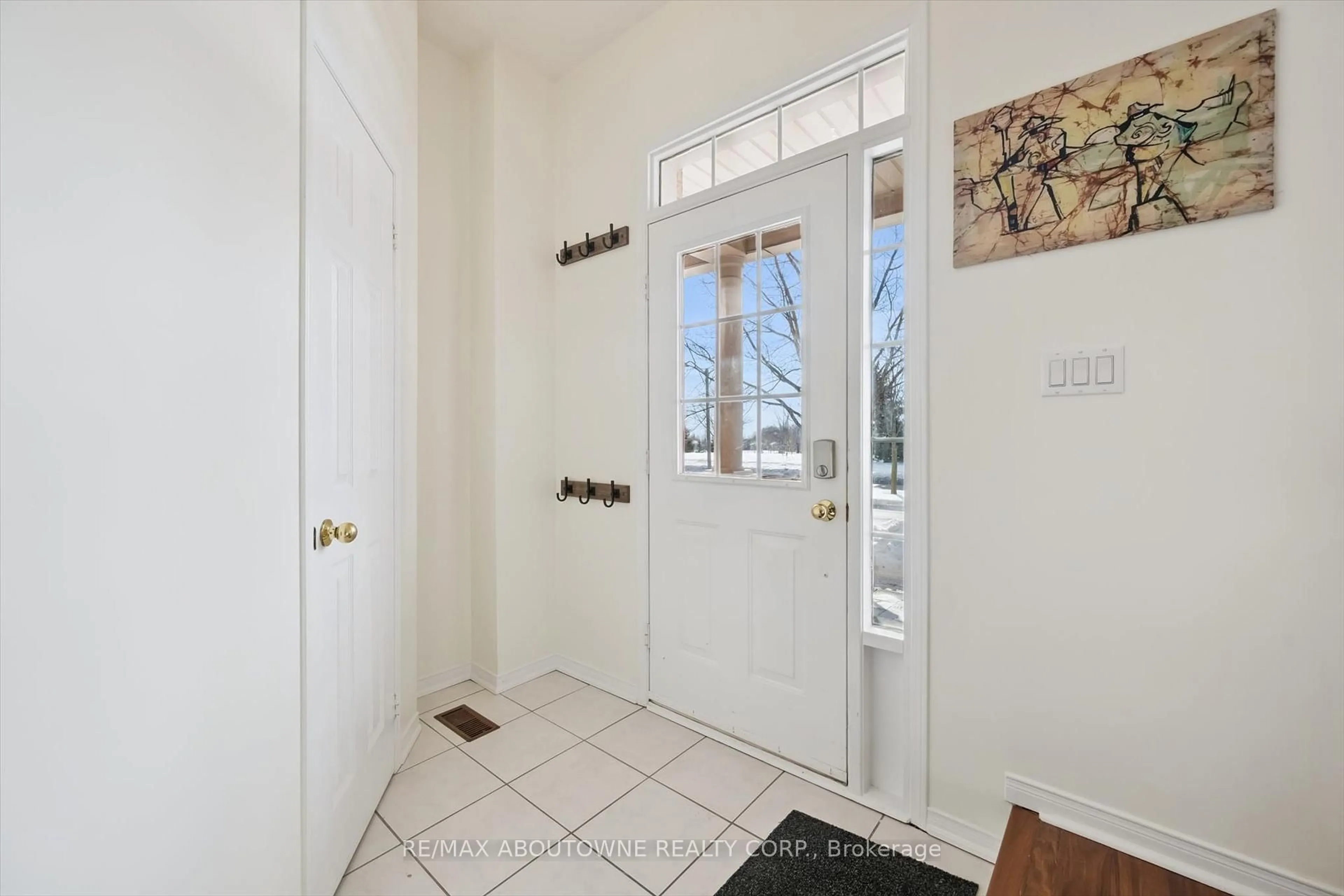 Indoor entryway for 143 GLENASHTON Dr, Oakville Ontario L6H 6N2