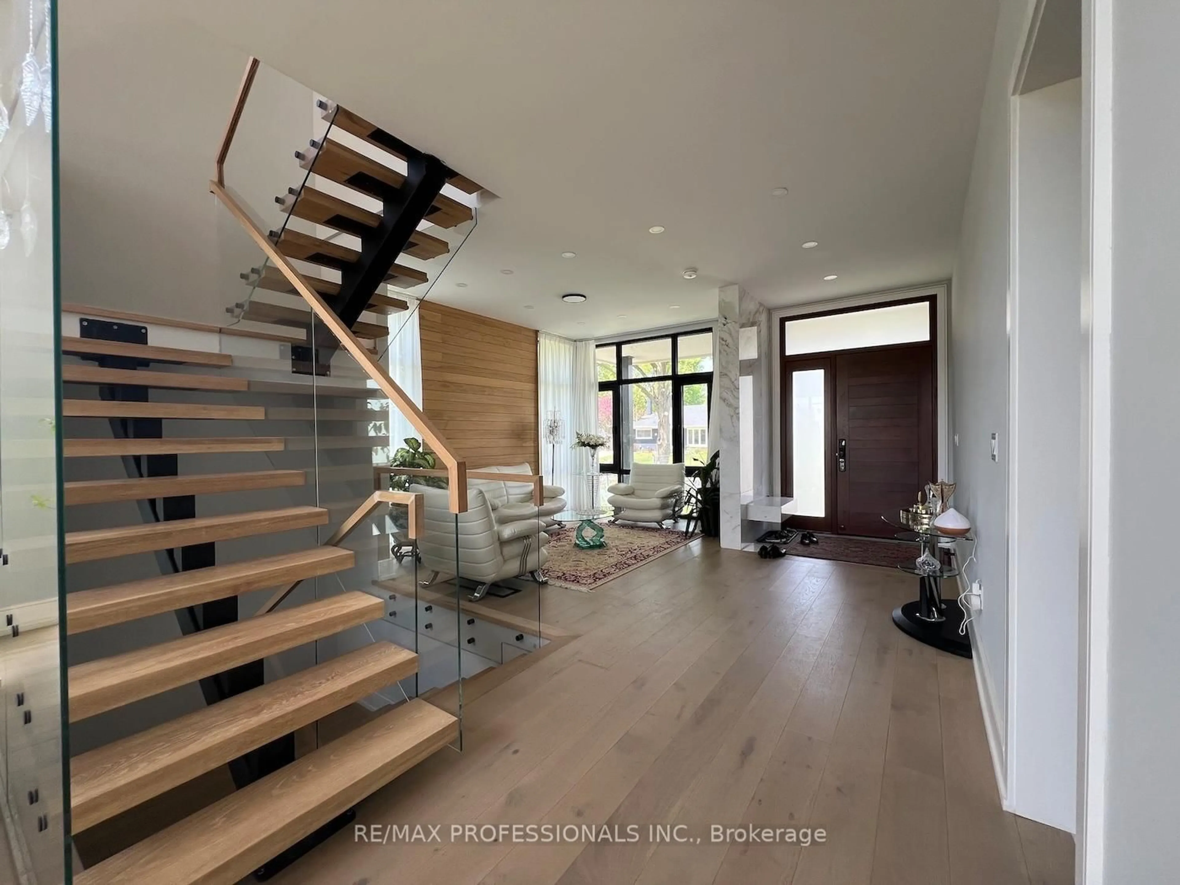 Indoor entryway for 2206 UTELY Rd, Mississauga Ontario L5J 1X1