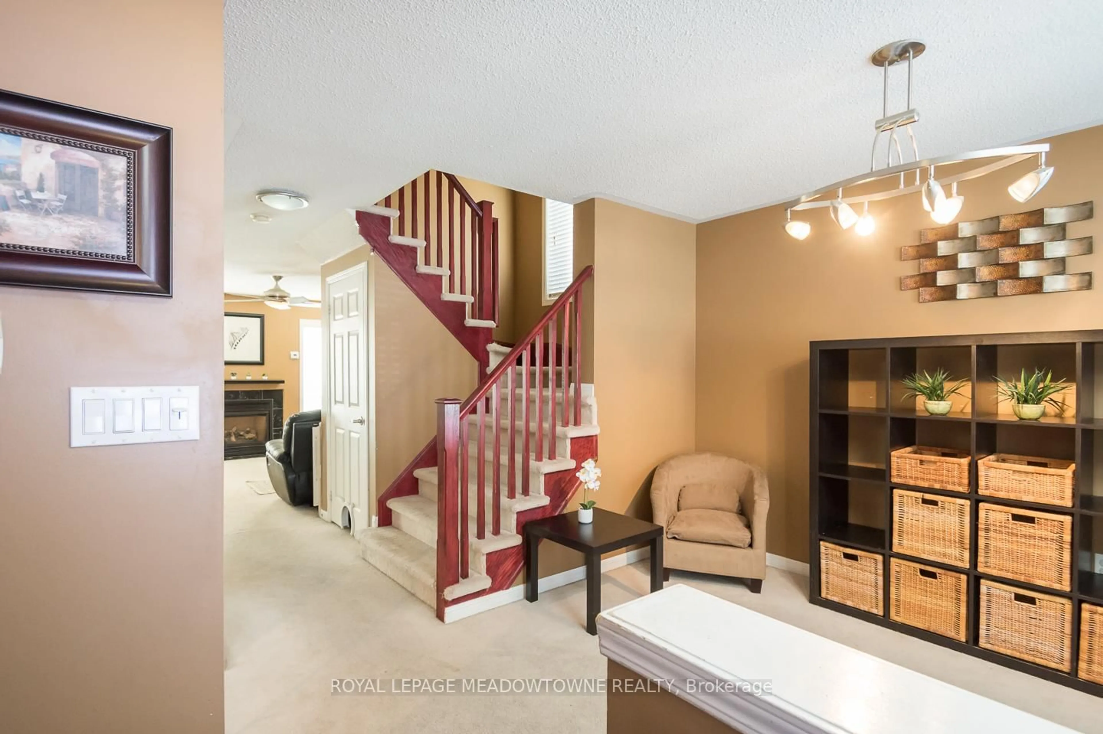 Indoor foyer for 885 Gazley Circ, Milton Ontario L9T 6L7