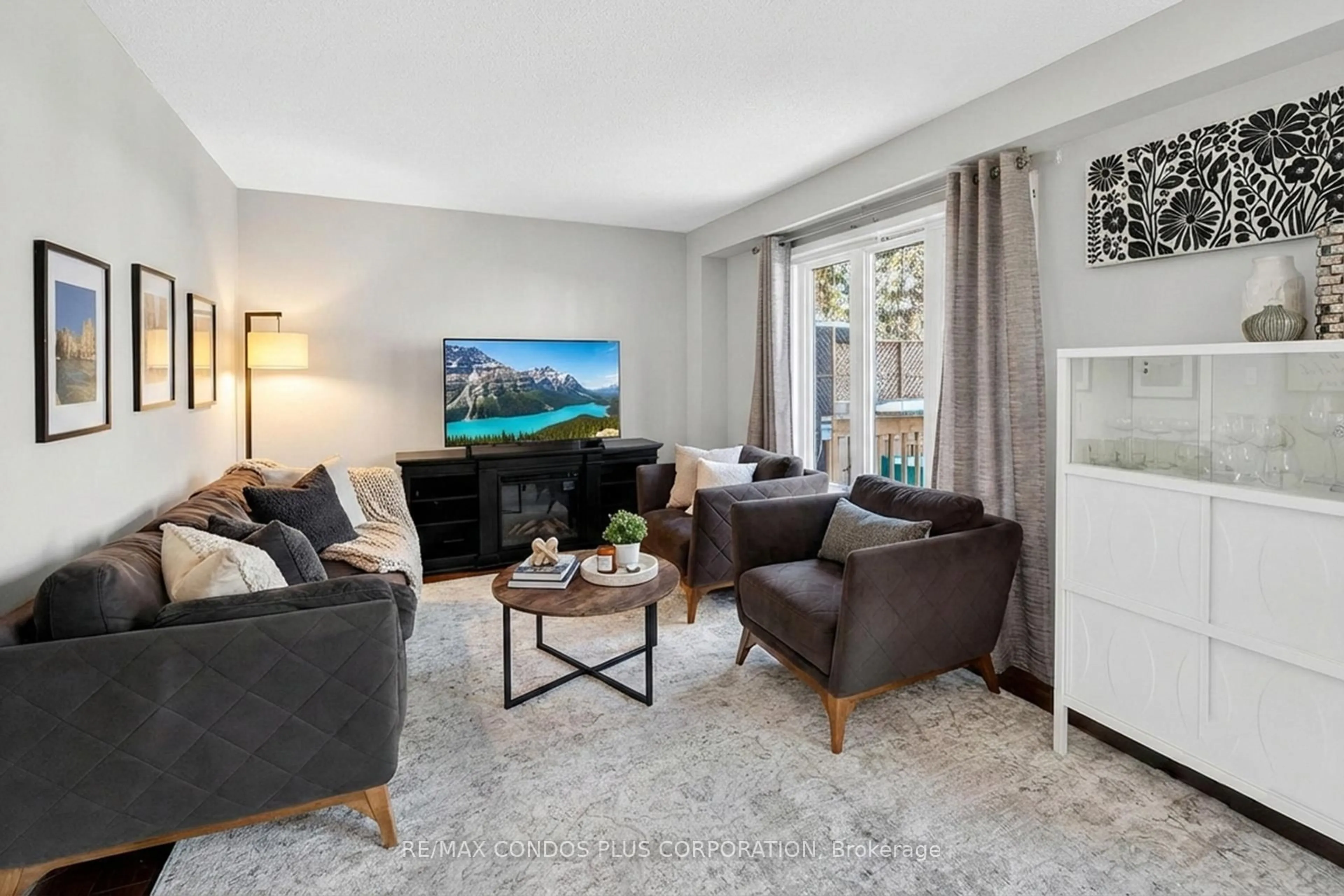 Living room with furniture, unknown for 6956 Cadiz Cres, Mississauga Ontario L5N 1Y4