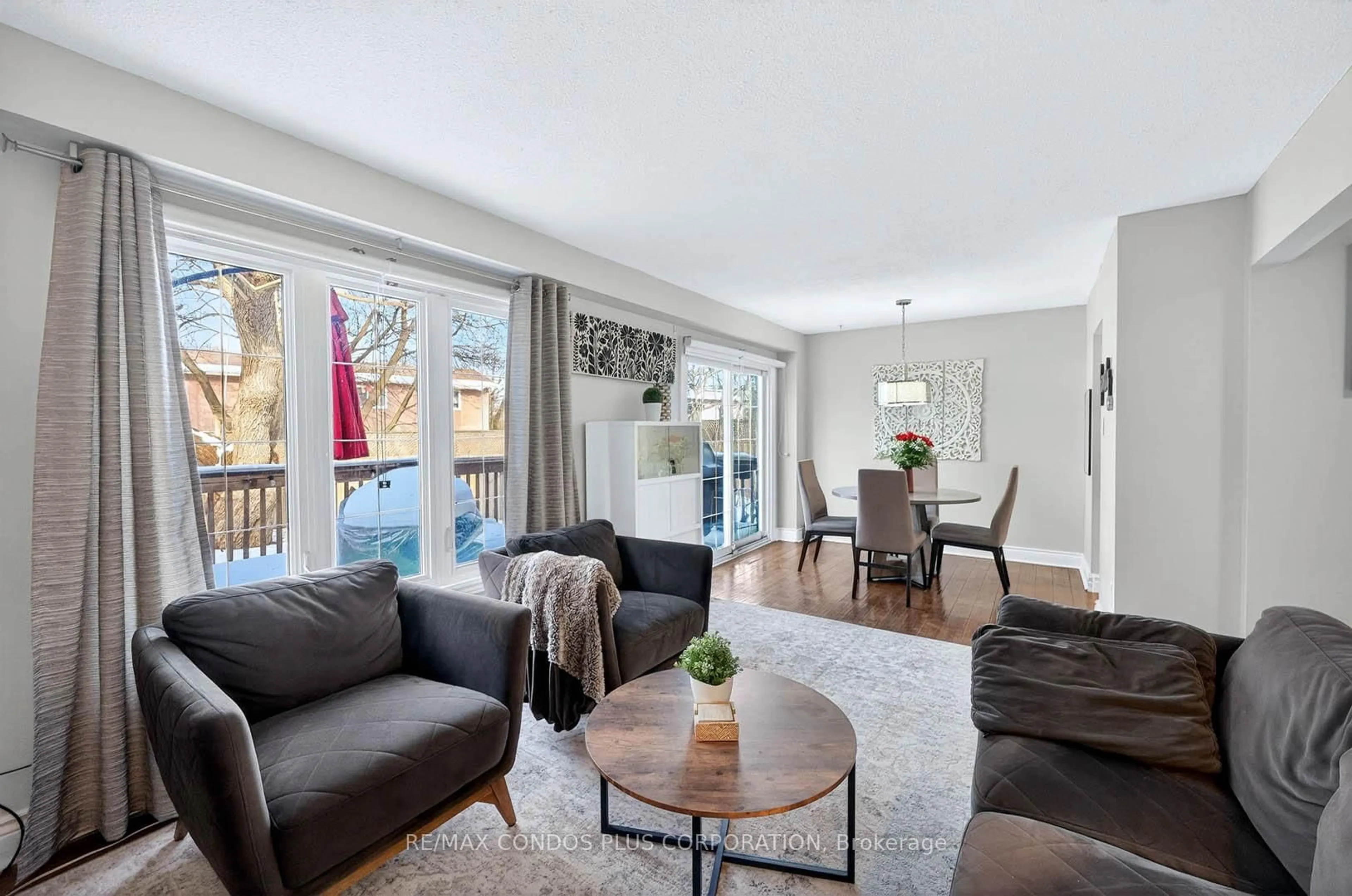 Living room with furniture, wood/laminate floor for 6956 Cadiz Cres, Mississauga Ontario L5N 1Y4