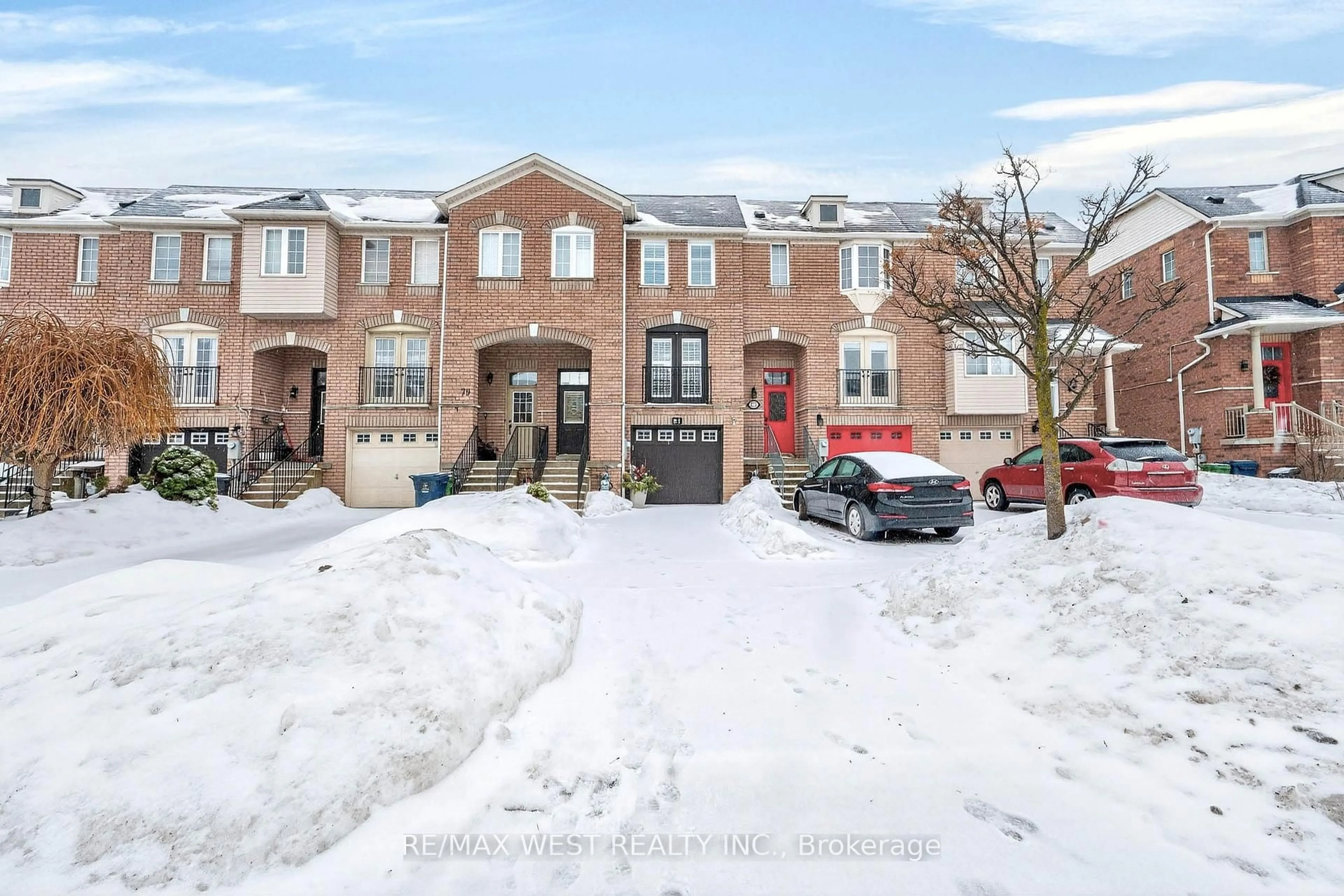 A pic from outside/outdoor area/front of a property/back of a property/a pic from drone, street for 81 West Oak Cres, Toronto Ontario M9N 3Z7
