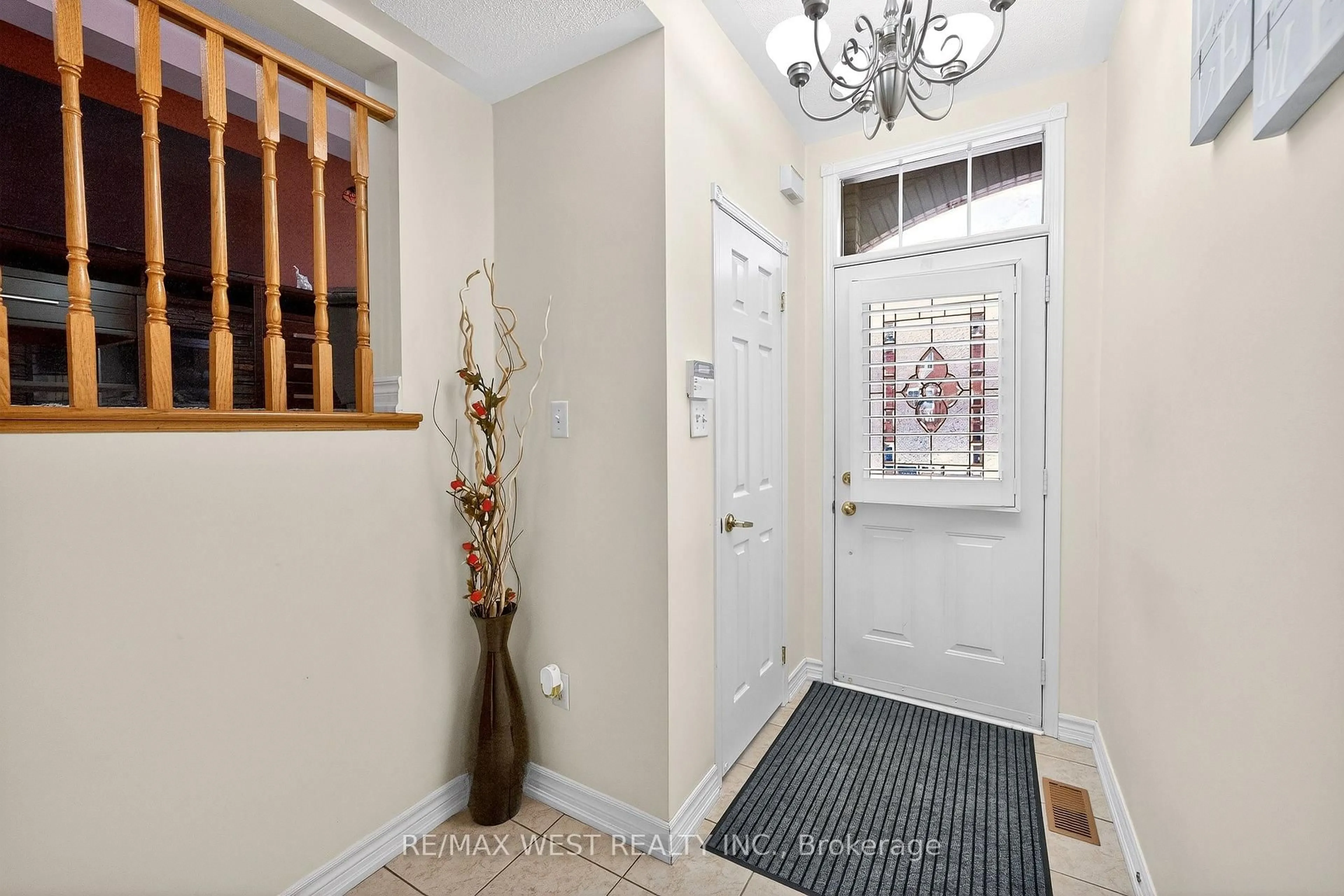 Indoor entryway for 81 West Oak Cres, Toronto Ontario M9N 3Z7