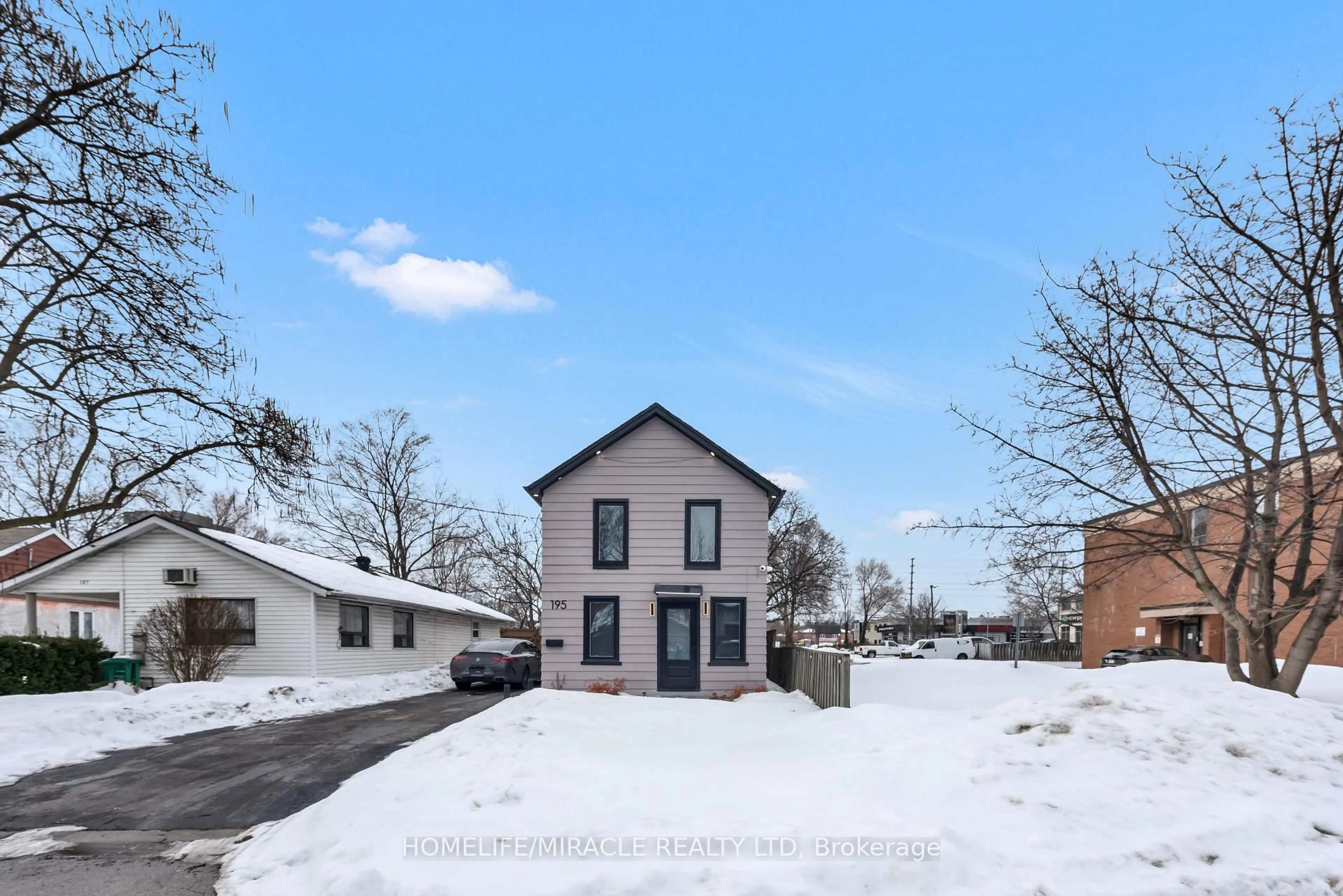 A pic from outside/outdoor area/front of a property/back of a property/a pic from drone, street for 195 Randi Rd, Mississauga Ontario L5A 1V6