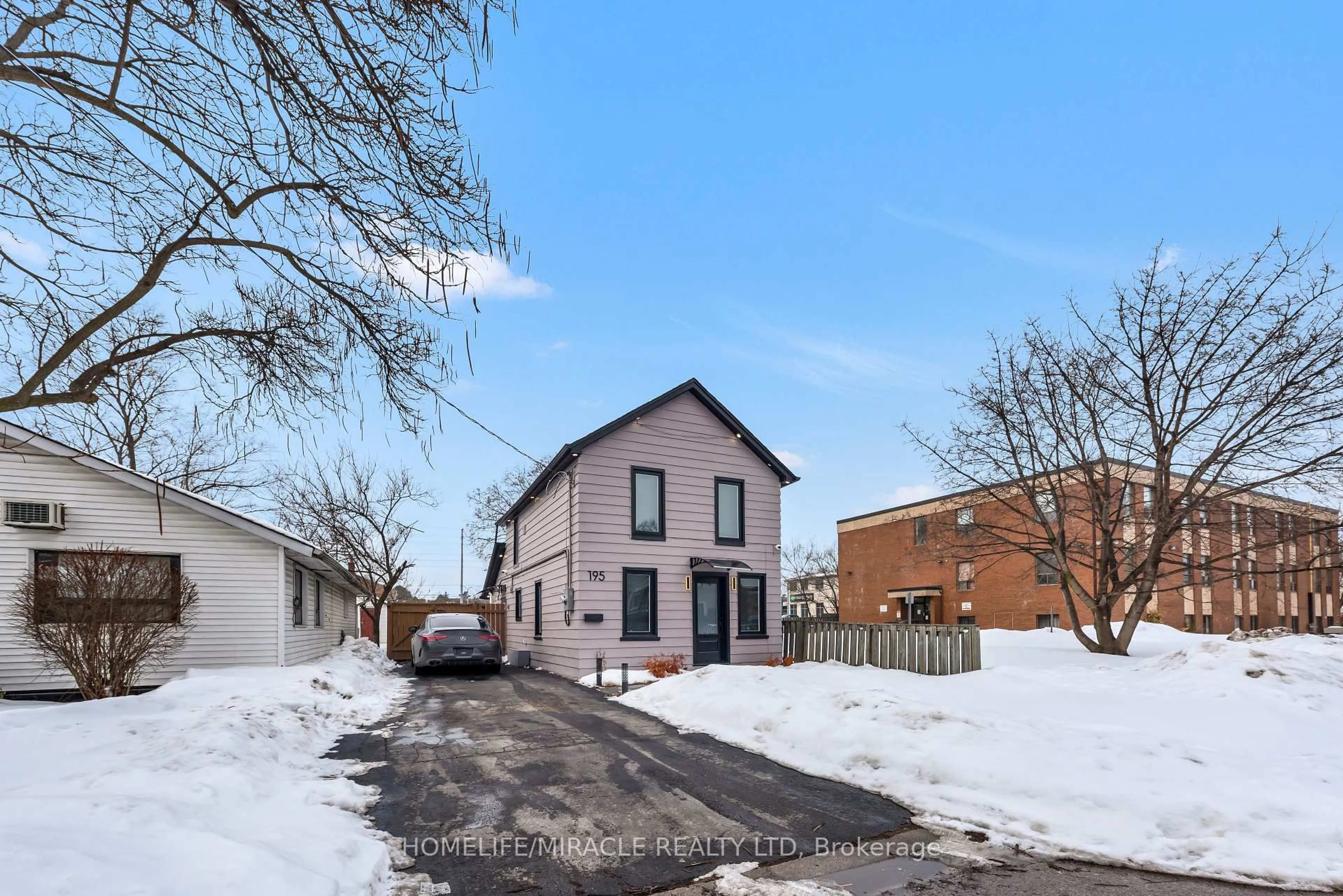 A pic from outside/outdoor area/front of a property/back of a property/a pic from drone, street for 195 Randi Rd, Mississauga Ontario L5A 1V6