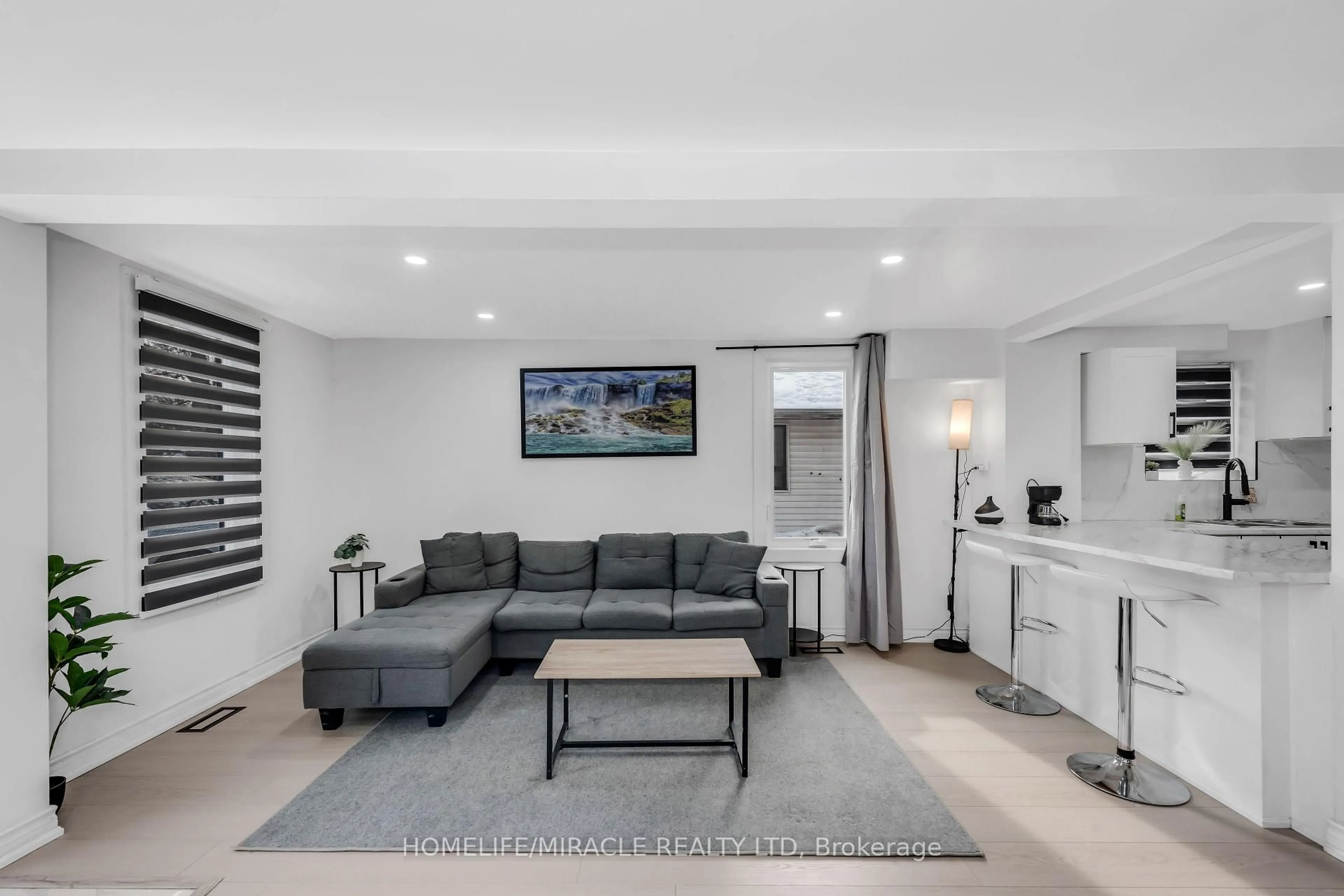 Living room with furniture, unknown for 195 Randi Rd, Mississauga Ontario L5A 1V6