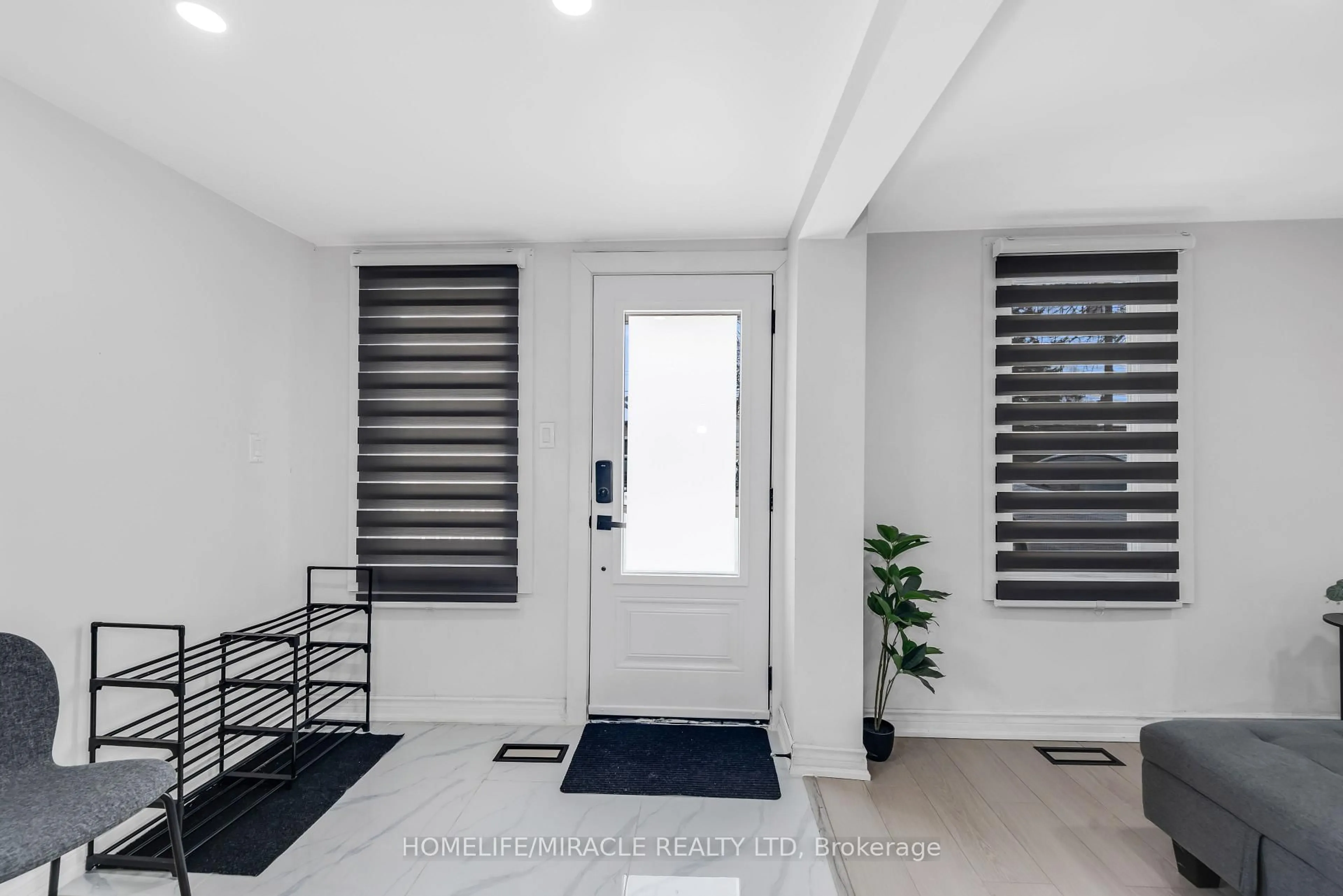 Indoor entryway for 195 Randi Rd, Mississauga Ontario L5A 1V6