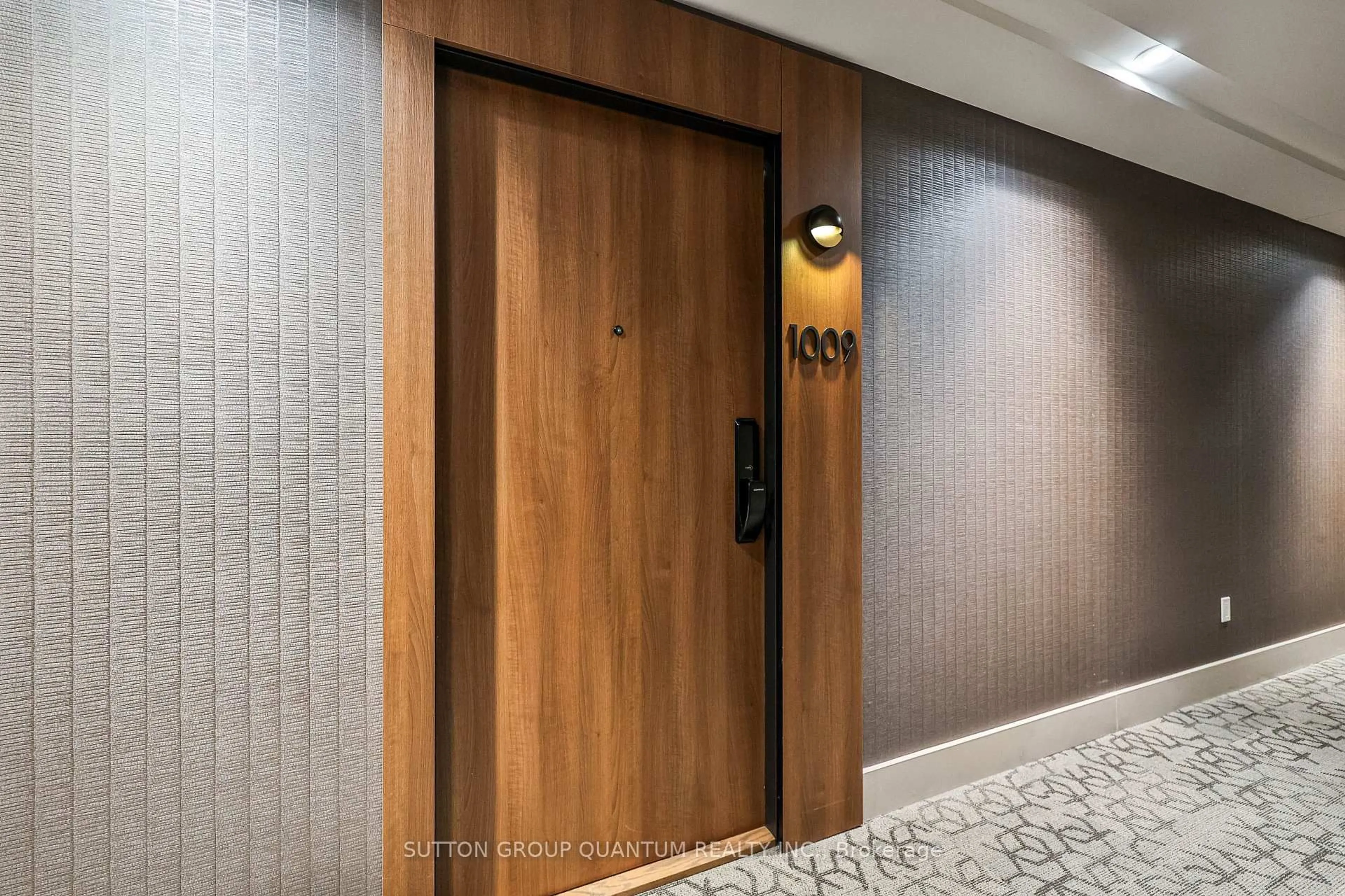 Indoor foyer for 21 Park St #1009, Mississauga Ontario L5G 0C2