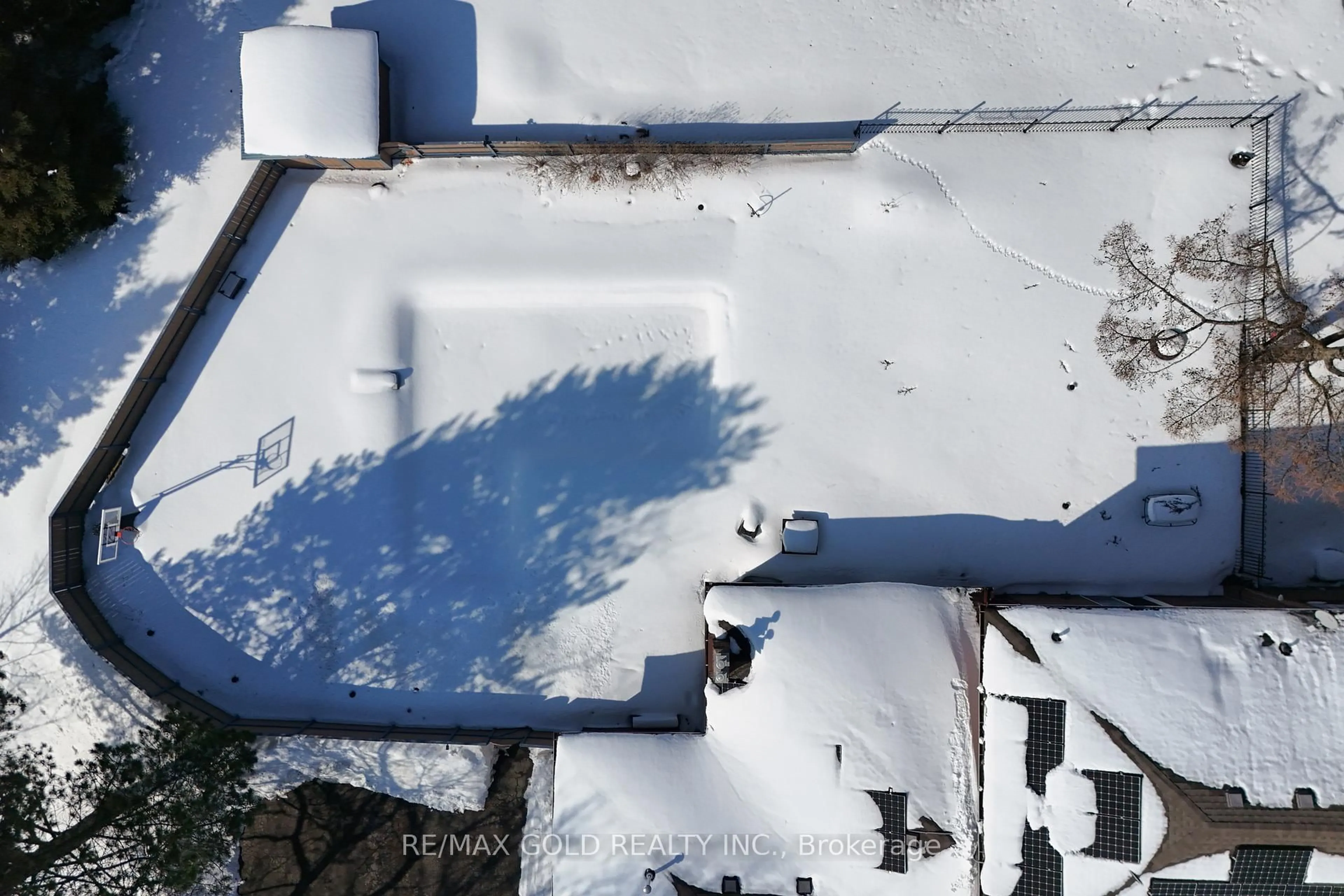 A pic from outside/outdoor area/front of a property/back of a property/a pic from drone, building for 14 Birchview Dr, Caledon Ontario L7K 0L5