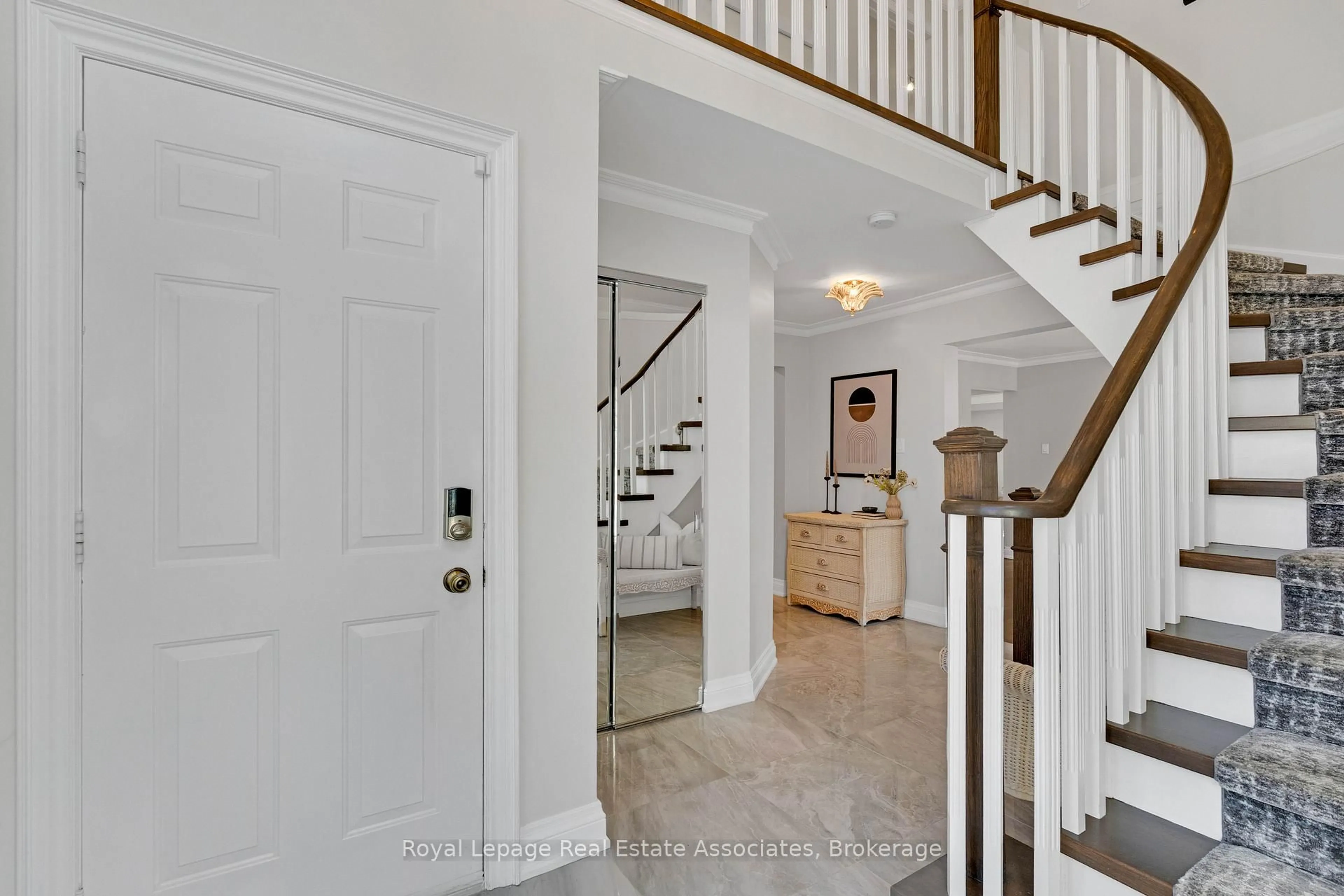 Indoor entryway for 1905 Broad Hollow Gate #14, Mississauga Ontario L5L 5X2