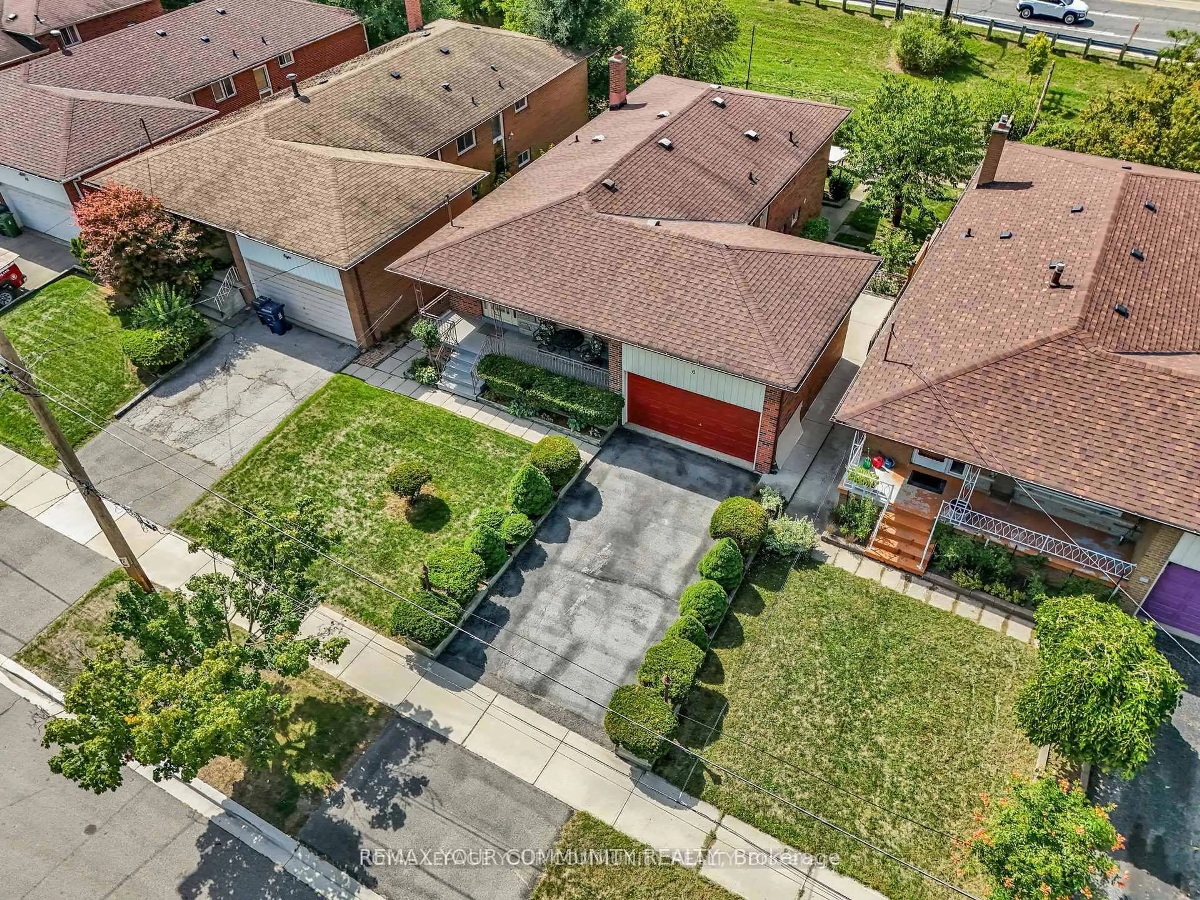 A pic from outside/outdoor area/front of a property/back of a property/a pic from drone, street for 6 Hentob Crt, Toronto Ontario M9V 2X1