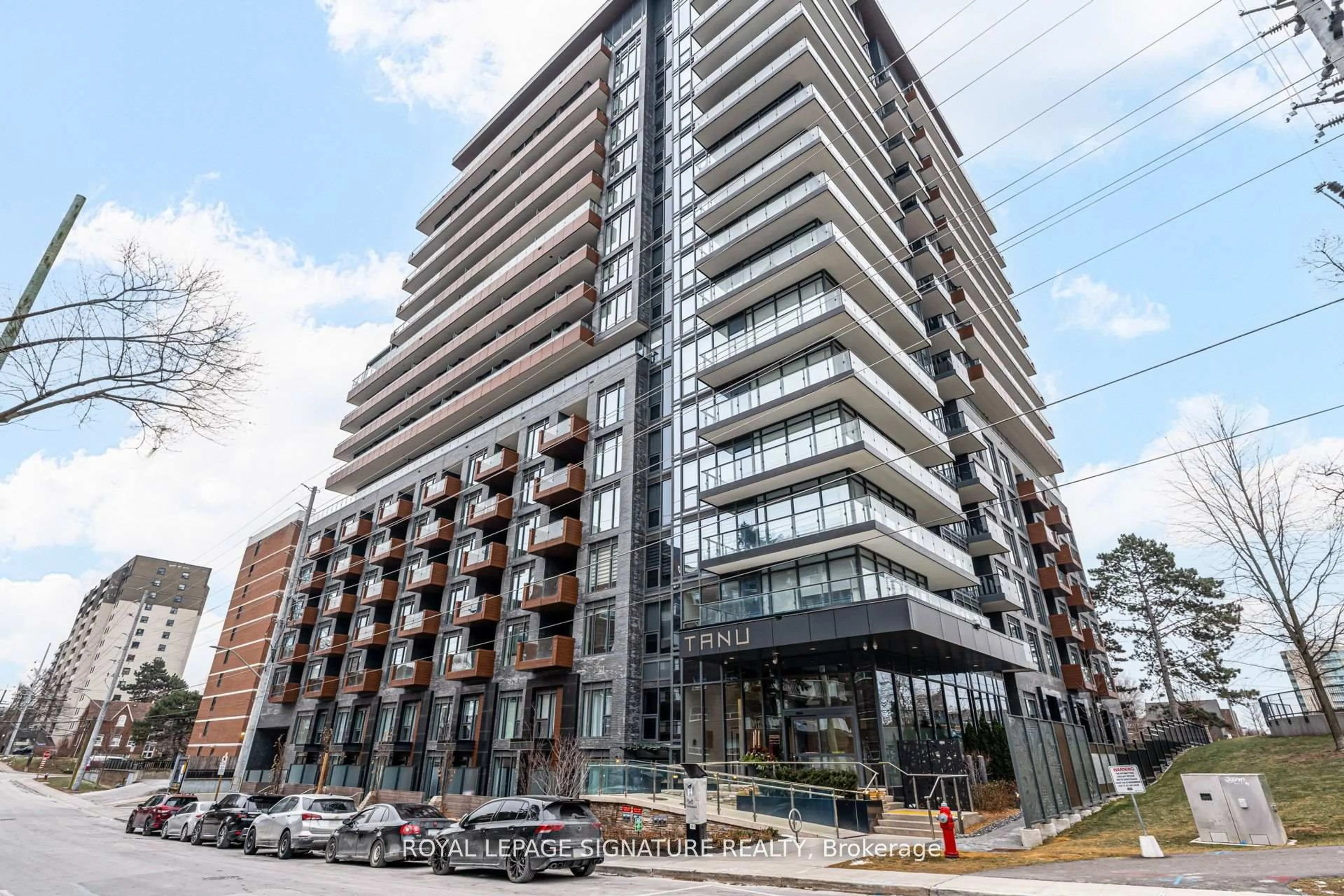 Patio, building for 21 Park St #207, Mississauga Ontario L5G 0C2