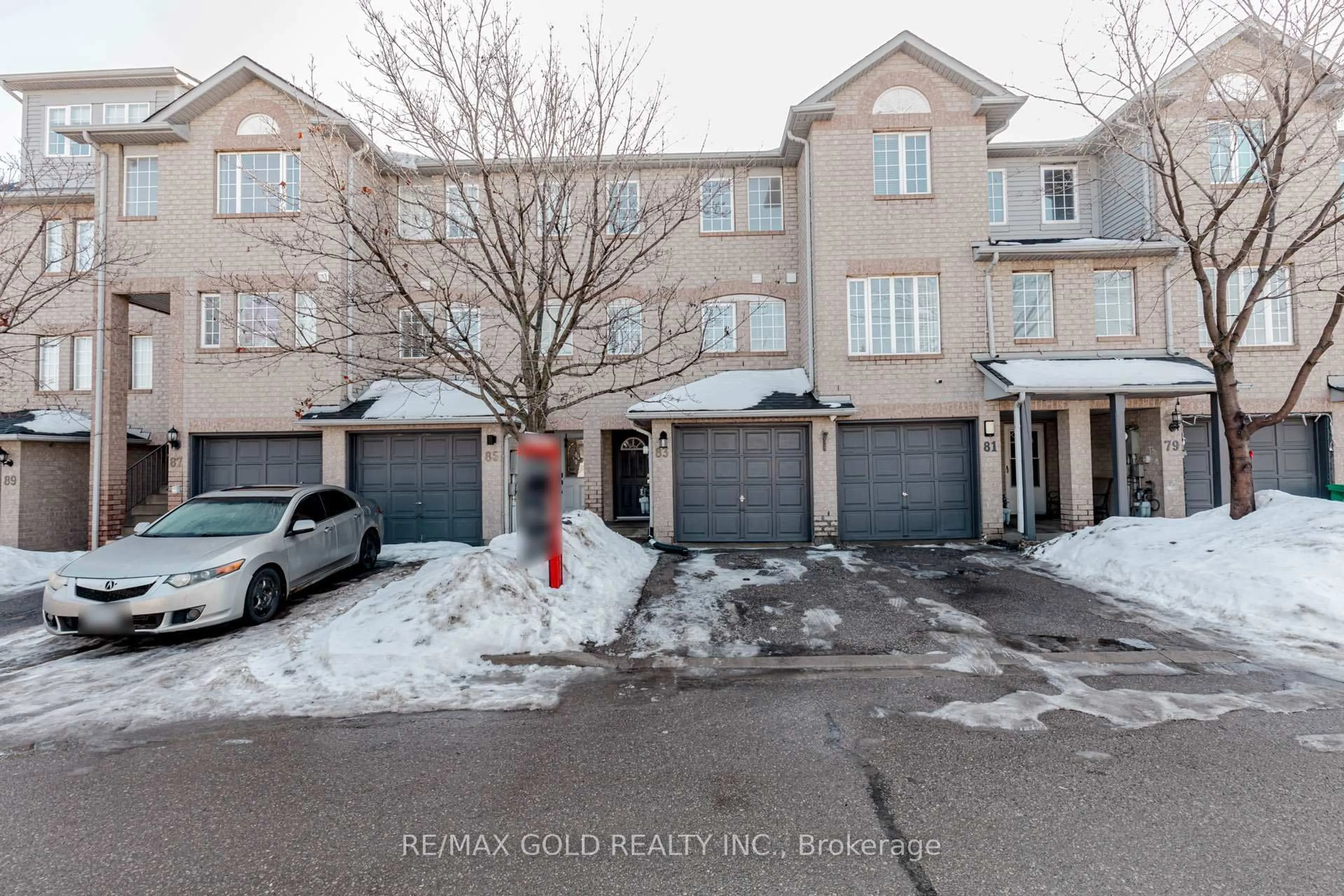 A pic from outside/outdoor area/front of a property/back of a property/a pic from drone, street for 83 Spadina Rd, Brampton Ontario L6X 4X6