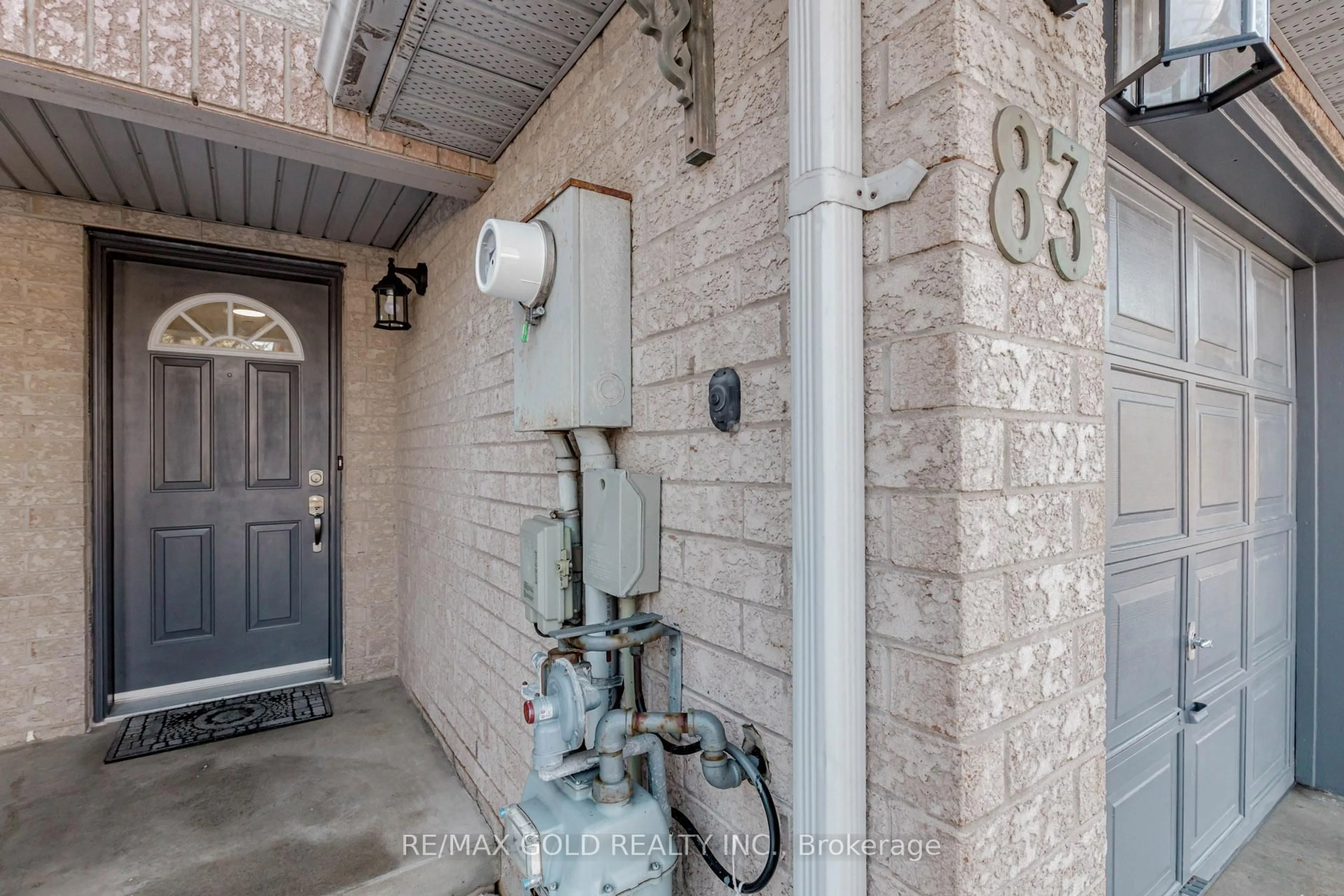 Indoor entryway for 83 Spadina Rd, Brampton Ontario L6X 4X6