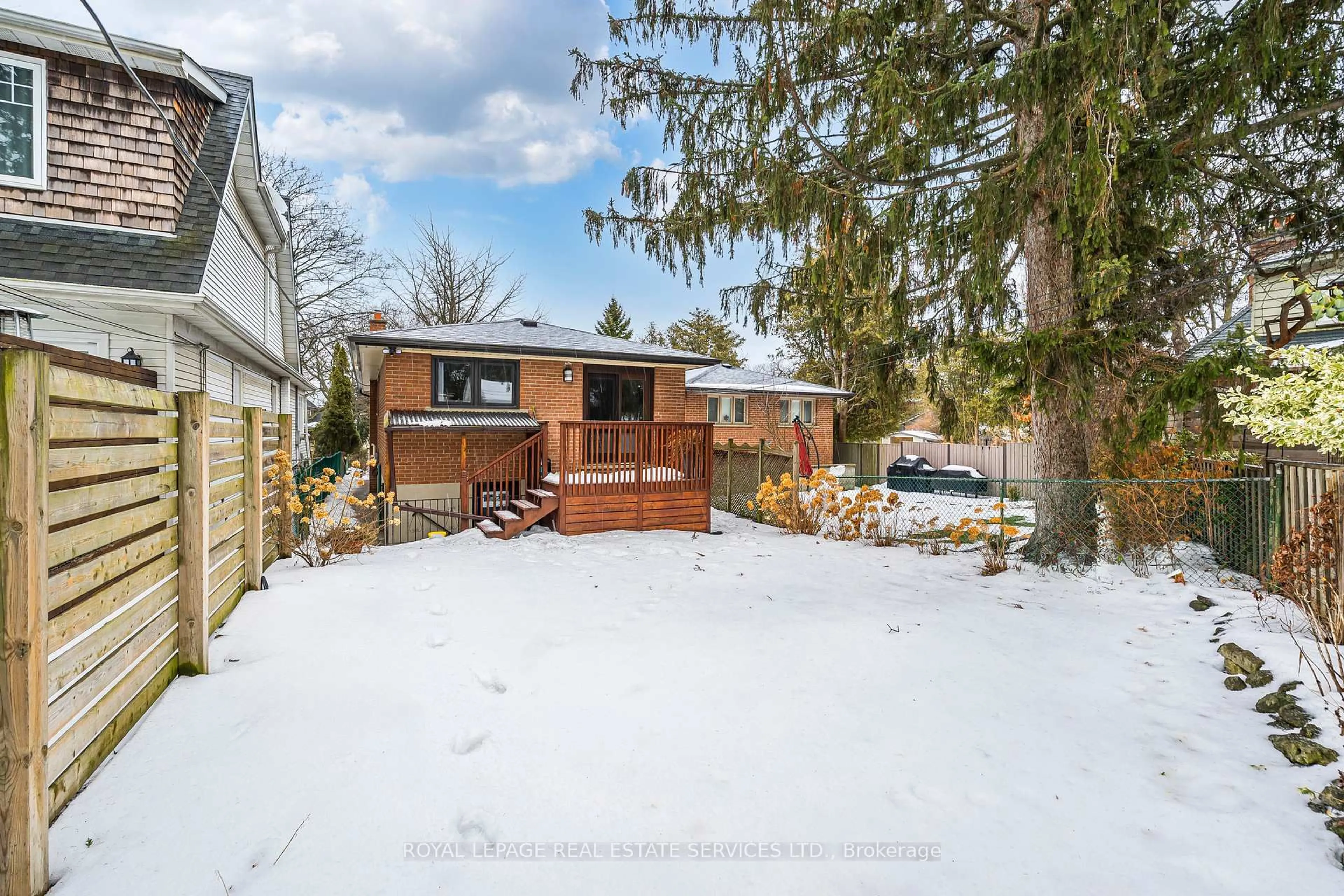 A pic from outside/outdoor area/front of a property/back of a property/a pic from drone, street for 382 Lake Promenade, Toronto Ontario M8W 1B9